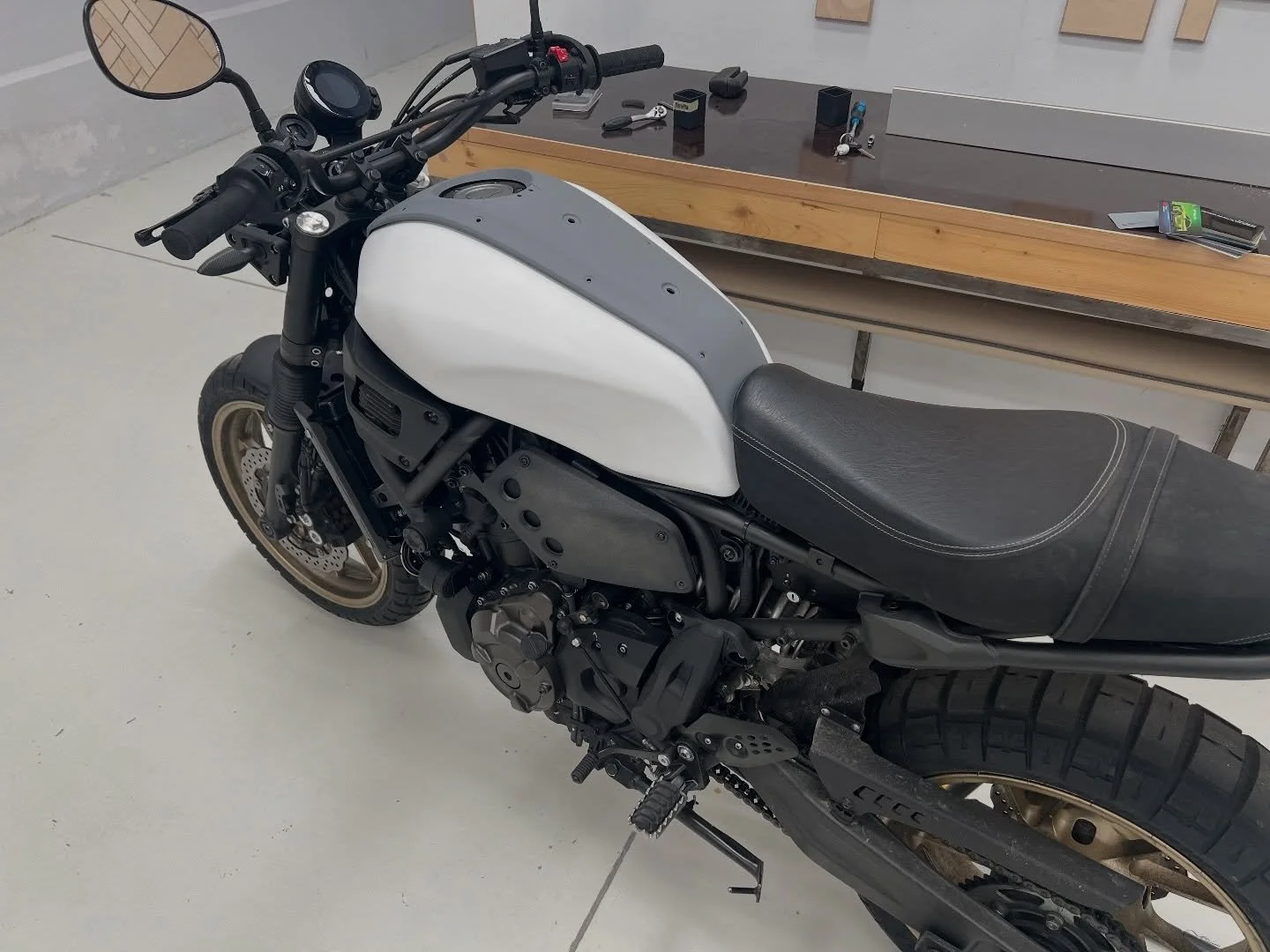 Posto che il fascione centrale verr&agrave; dello stesso colore e con lo stesso effetto rugged dei fianchetti&hellip;

Le opzioni per il serbatoio sono 4:
&bull; Matte Military Green
&bull; Matte Dark Navy
&bull; Matte Dead Black
&bull; Oppure lascia