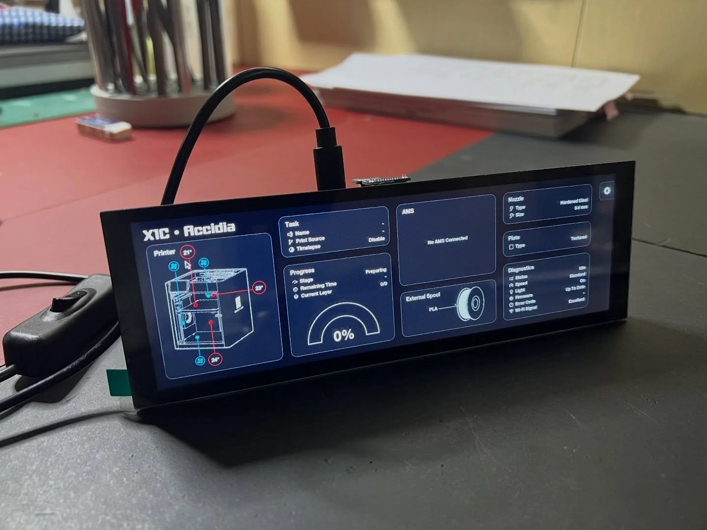 Oggi vorrei condividere con voi il progetto B-Monitor,
un nuovo progetto su cui sto lavorando.

L&rsquo;idea &egrave; creare una vera e propria console di monitoraggio per stampanti Bambu,
completamente svincolata dal cloud e da risorse esterne come 