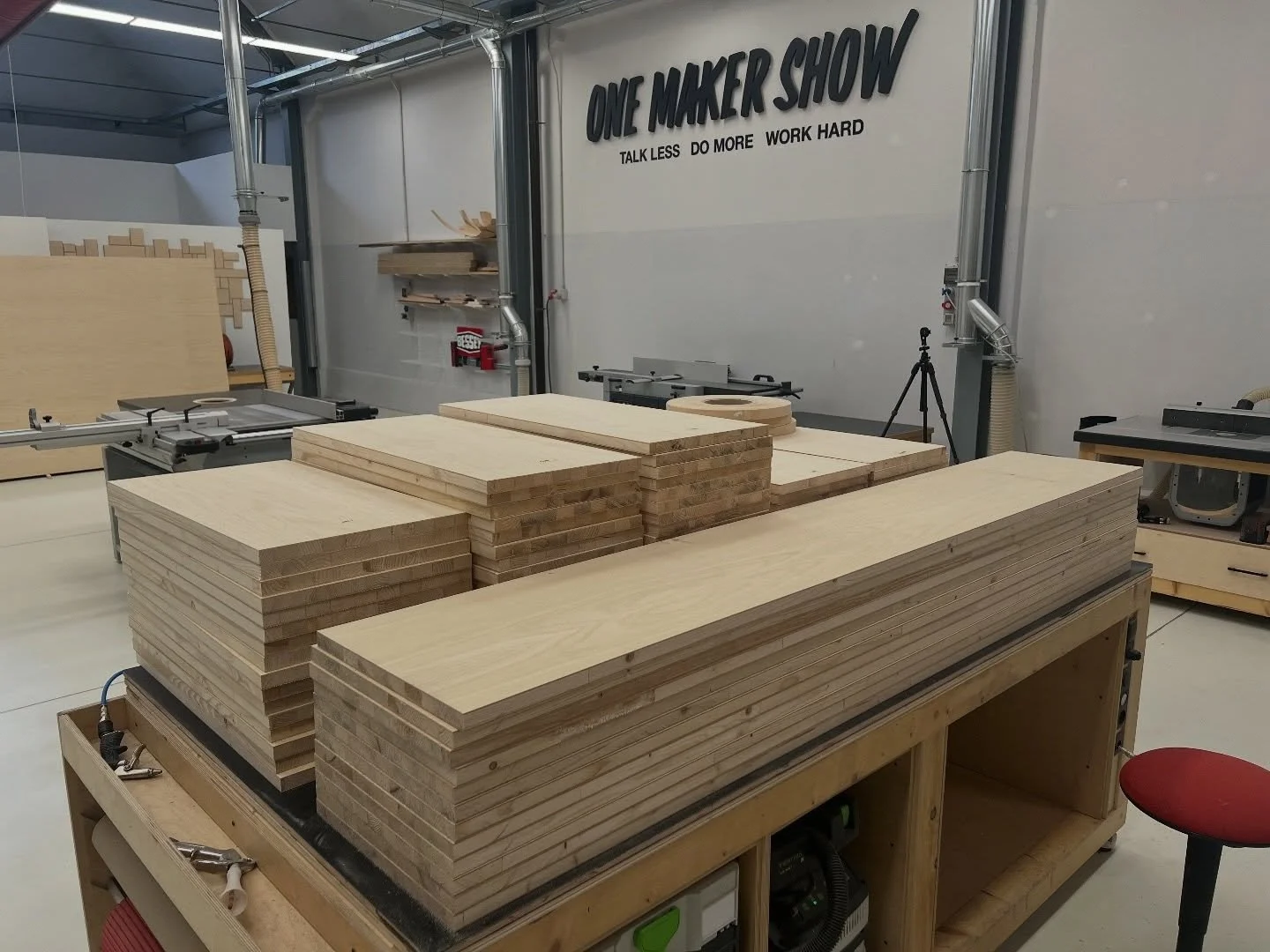 &ldquo;No ma falla una libreria&hellip;
con due ripiani per&ograve;&hellip;
non di pi&ugrave; mi raccomando.&rdquo; 😅

⸻

&ldquo;Just make a bookshelf&hellip;
with two shelves&hellip;
not more than that, please.&rdquo; 😅

#woodworking #makers #diy 