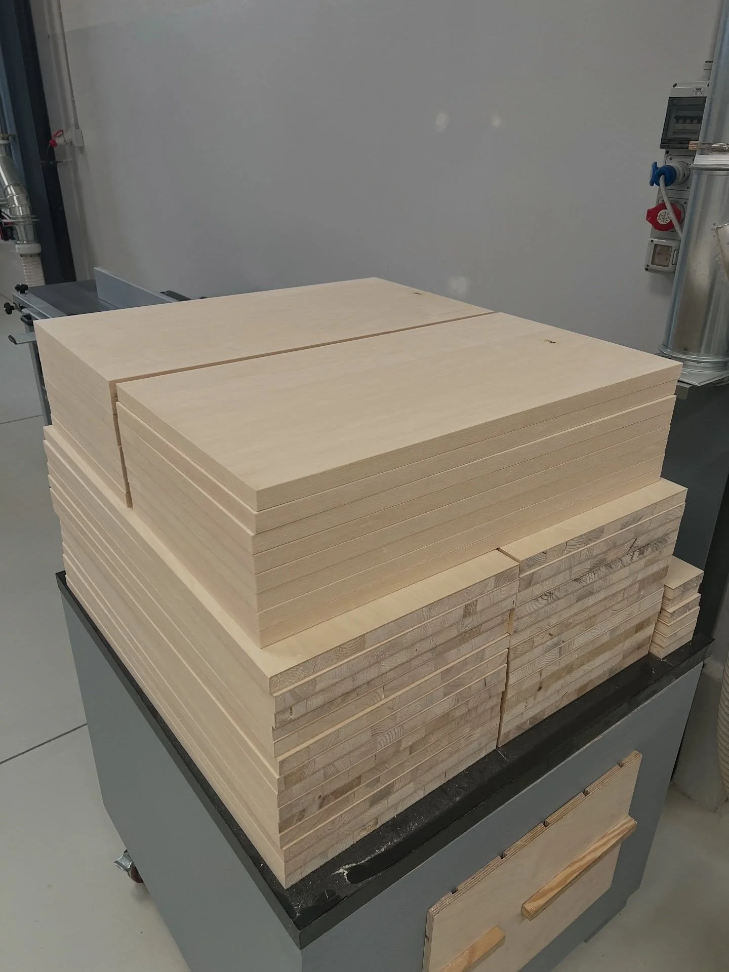 Ci sono.
Ho capito perch&eacute; questo lavoro sembra infinito&hellip;
perch&eacute; lo &egrave;, porca di quella porca&hellip; 😅

⸻

Got it.
I finally understand why this work feels endless&hellip;
because it actually is, damn it&hellip; 😅

#woodw