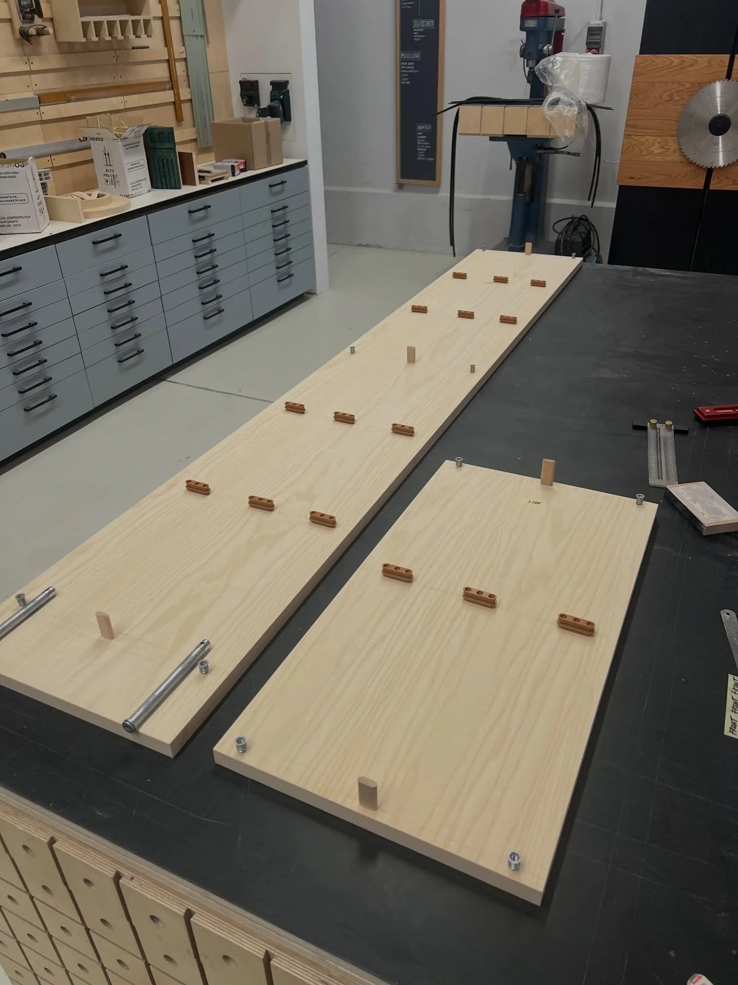 Dopo l&rsquo;infinita fase di bordatura posso finalmente passare alla ferramenta.

Per minimizzare la possibilit&agrave; di errore:
stesse misure ovunque &mdash; modulo alto o basso, terminale o mensola.

Le prossime fasi, in ordine:
scanalatura per 