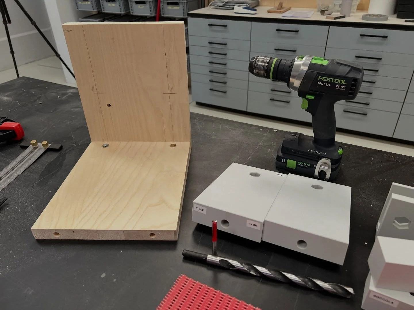 La creazione di dime o jig, per quante ore richieda, non &egrave; mai una perdita di tempo.
Una volta pronti permettono lavorazioni ripetitive con precisione millimetrica,
senza dover prendere misure e &mdash; cosa ben pi&ugrave; importante &mdash; s