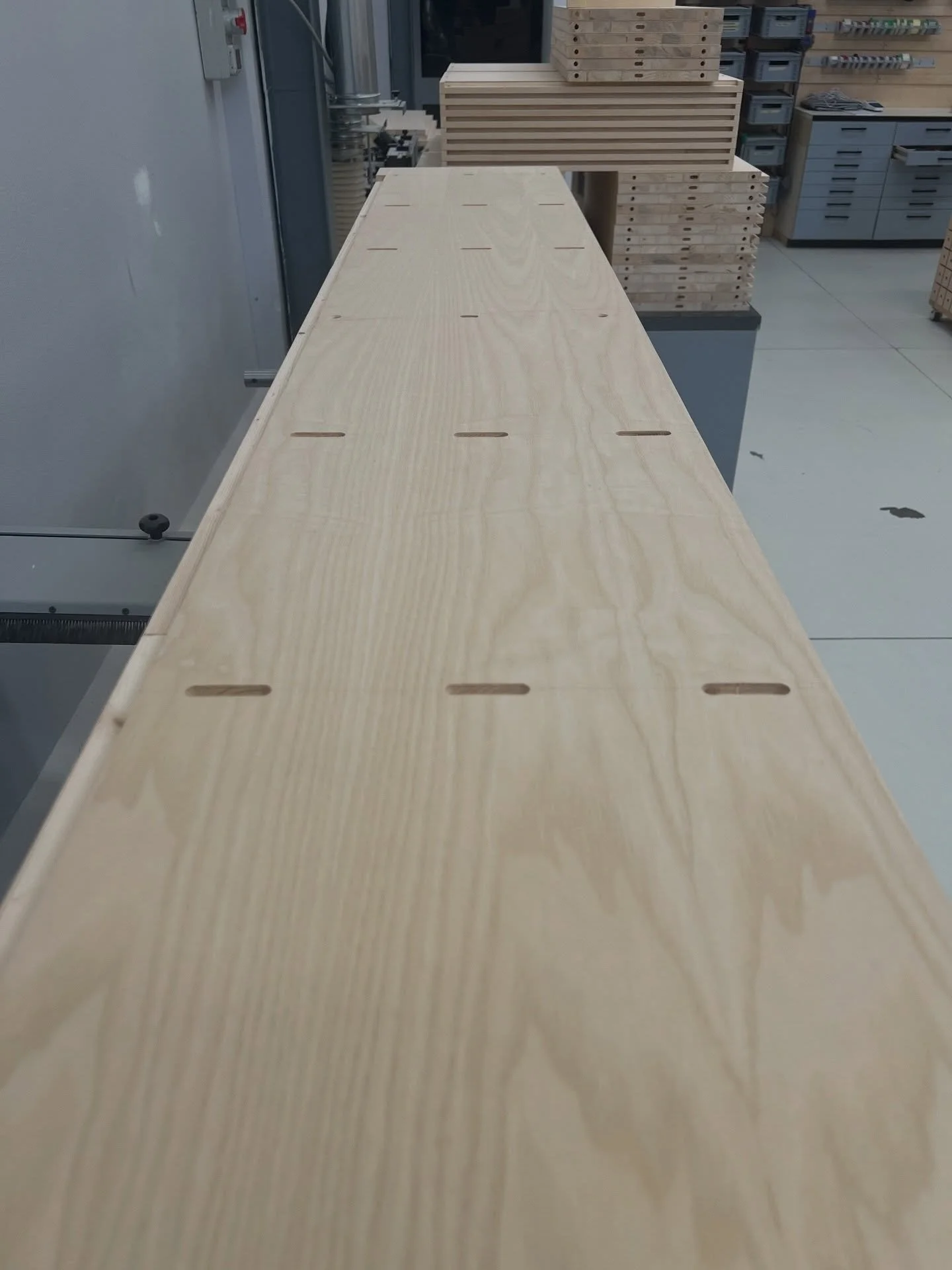 E con queste ultime fresate, che ospiteranno la ferramenta custom delle mensole,
dichiaro finite tutte le strutture delle 14 librerie&hellip; 🎉🎉🎉🎉

Ora mancano solo le 32 mensole&hellip; 😓
per finire questa prima fase&hellip; 😓😓

Ma due Billy 