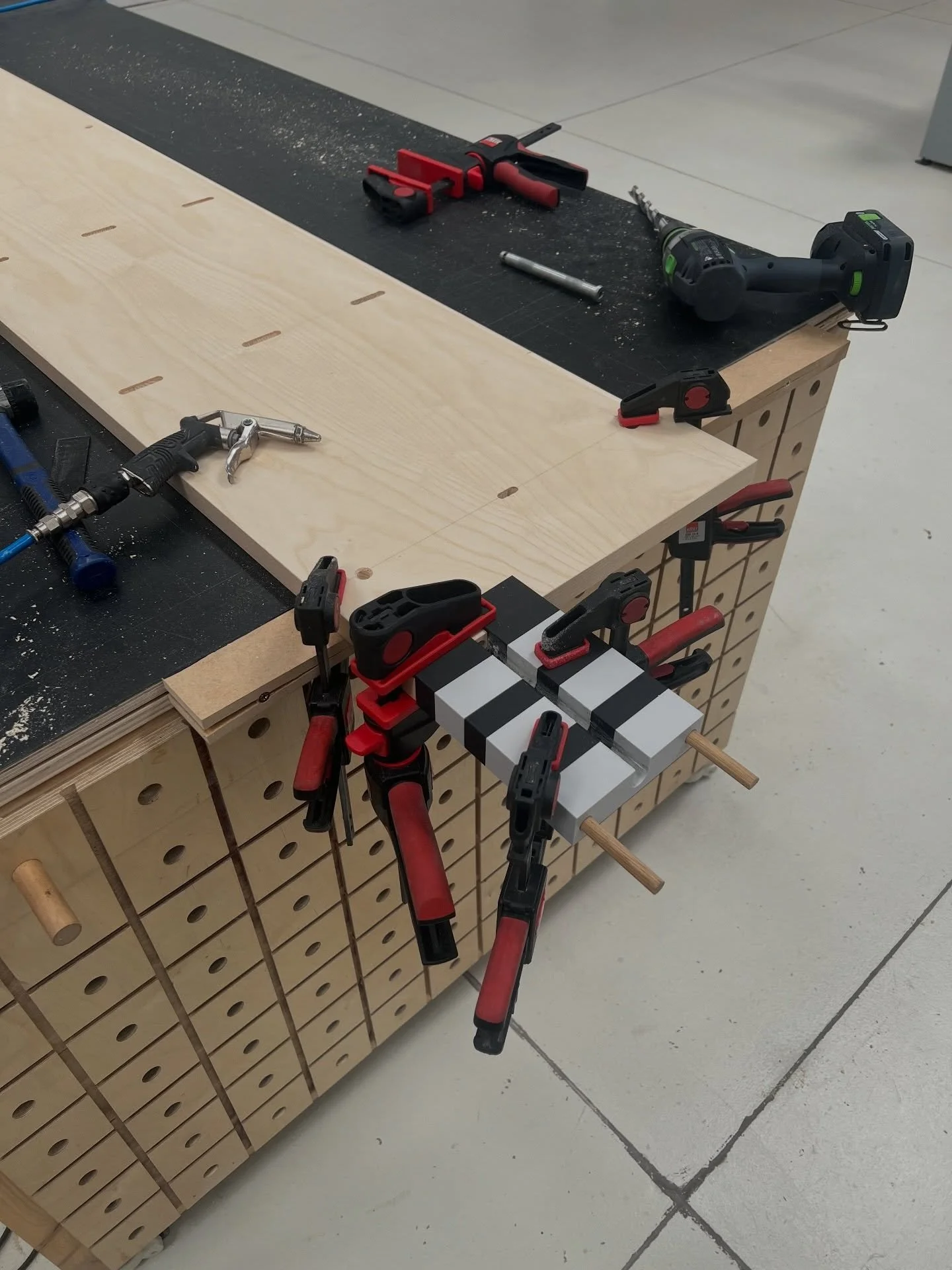 Piuttosto atipico come jig da foratura.
Ma devo dire che, per questi piedini centrospalla da 20 cm,
l&rsquo;idea di farlo modulare e quindi forare poco alla volta, controllando la perpendicolarit&agrave; della punta,
ha funzionato alla grande. 😏

⸻
