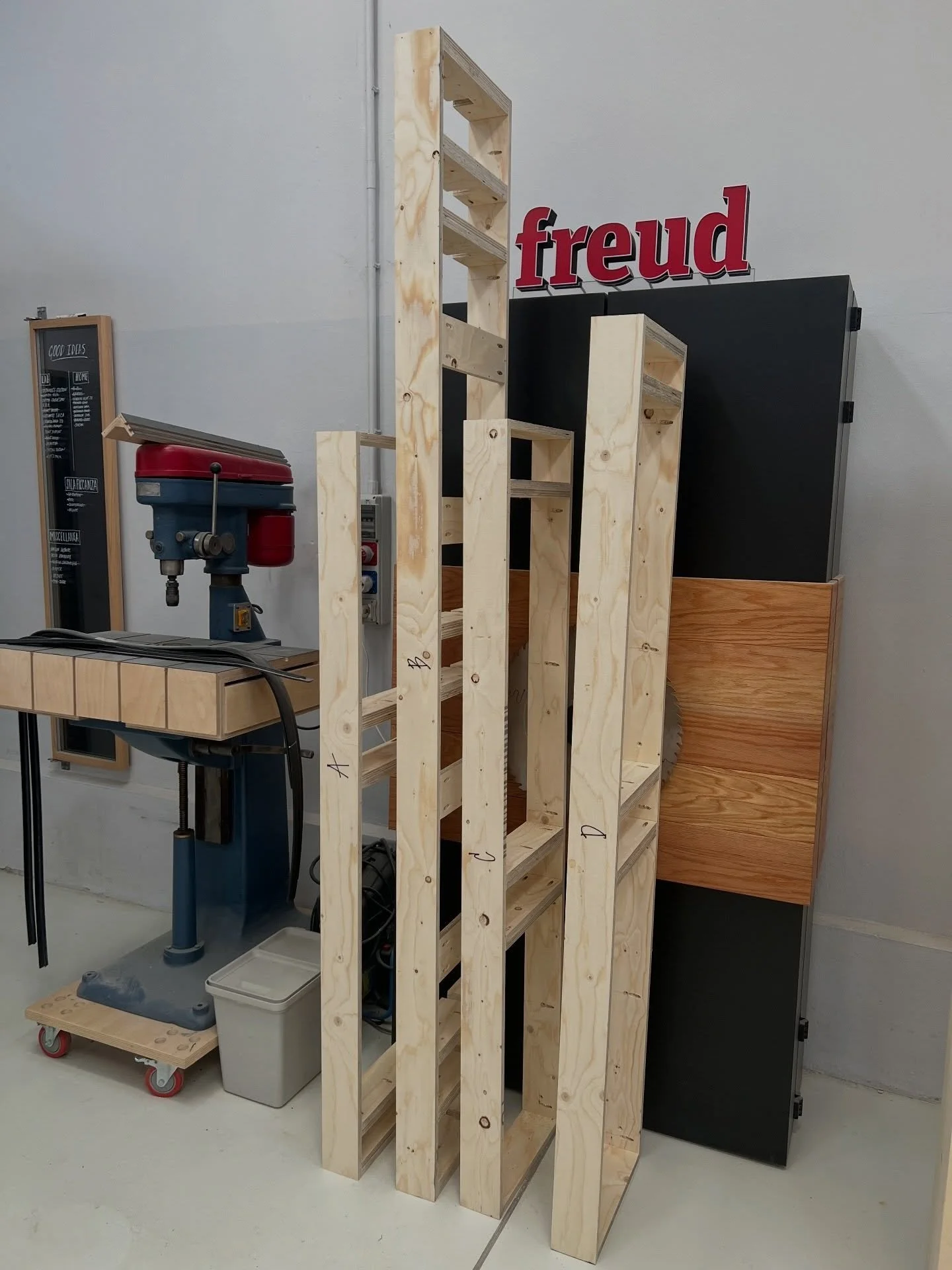 E anche le pedane di separazione tra le librerie sotto e quelle sopra sono fatte.
Compresa quella a ponte, rinforzata abbastanza da costruirci sopra&hellip; probabilmente un intero universo. 😏

⸻

And the separation platforms between the lower and u