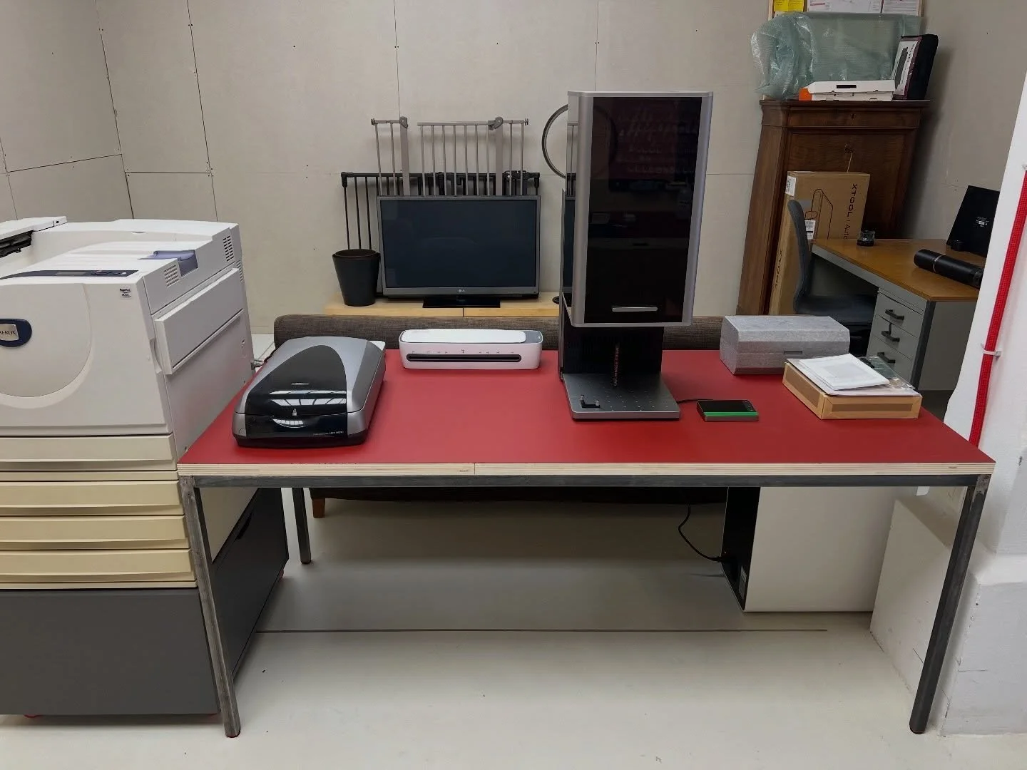 Postazione ultimata. 😏

Laser, plastificatrice, scanner e stampante&hellip;
alla fine, piuttosto che aggiungere una presa di rete per la stampante,
ho preferito mettere assieme un Mac Mini che faccia da centro stampa
e mi permetta di stampare e scan