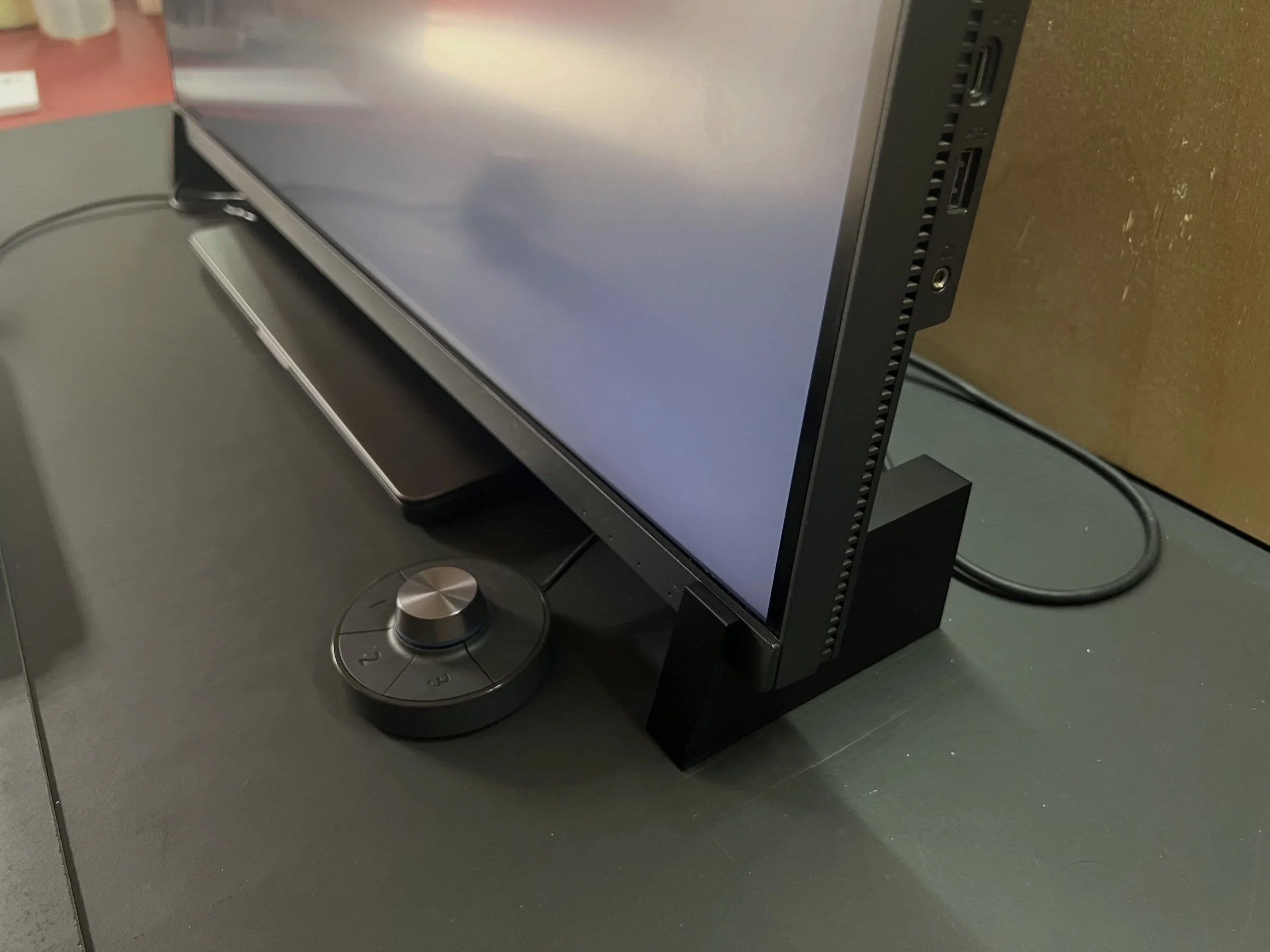 Nuovo computer, nuova postazione.

Un solo schermo.
MacBook chiuso.
Supporto del monitor modificato per avere lo stesso feeling che ho sempre avuto guardando il display del portatile.

Perch&eacute; passare da due schermi a uno?
Che ne so&hellip; mi 