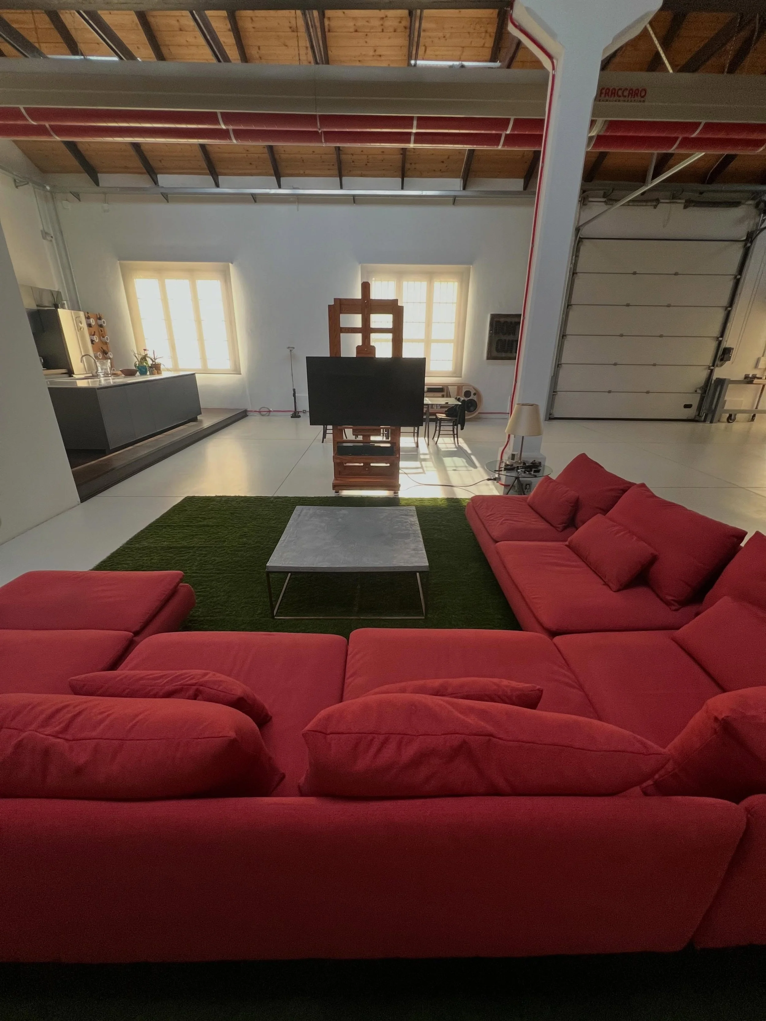 Questa non &egrave; n&eacute; AI n&eacute; THC.
Ho davvero messo l&rsquo;erba finta in soggiorno. 😂

⸻

This is neither AI nor THC.
I actually put fake grass in my living room. 😂

#interiordesign #makers #diy #homedecor #designideas
