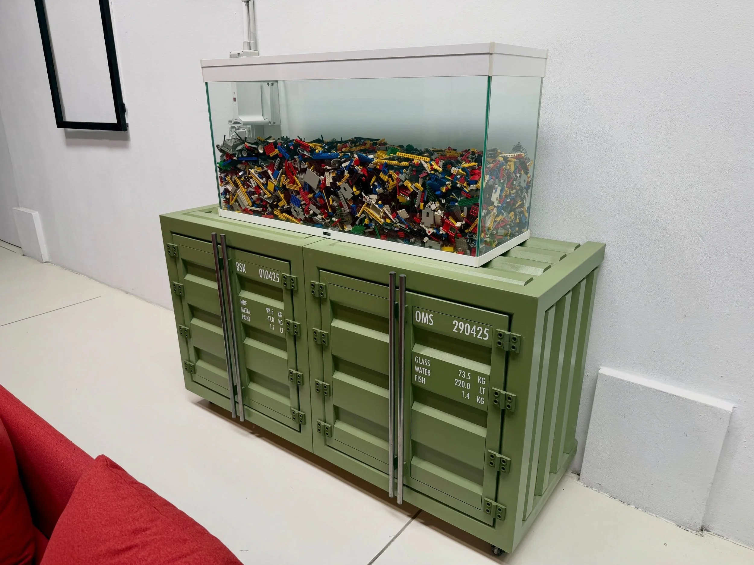 Sono abbastanza sicuro che non &egrave; questo che intendevate quando, per un anno e mezzo, mi avete tartassato per riempire l&rsquo;acquario&hellip;

Ma tant&rsquo;&egrave; che, per quanto mi riguarda, meglio una vasca di mattoncini LEGO piuttosto c