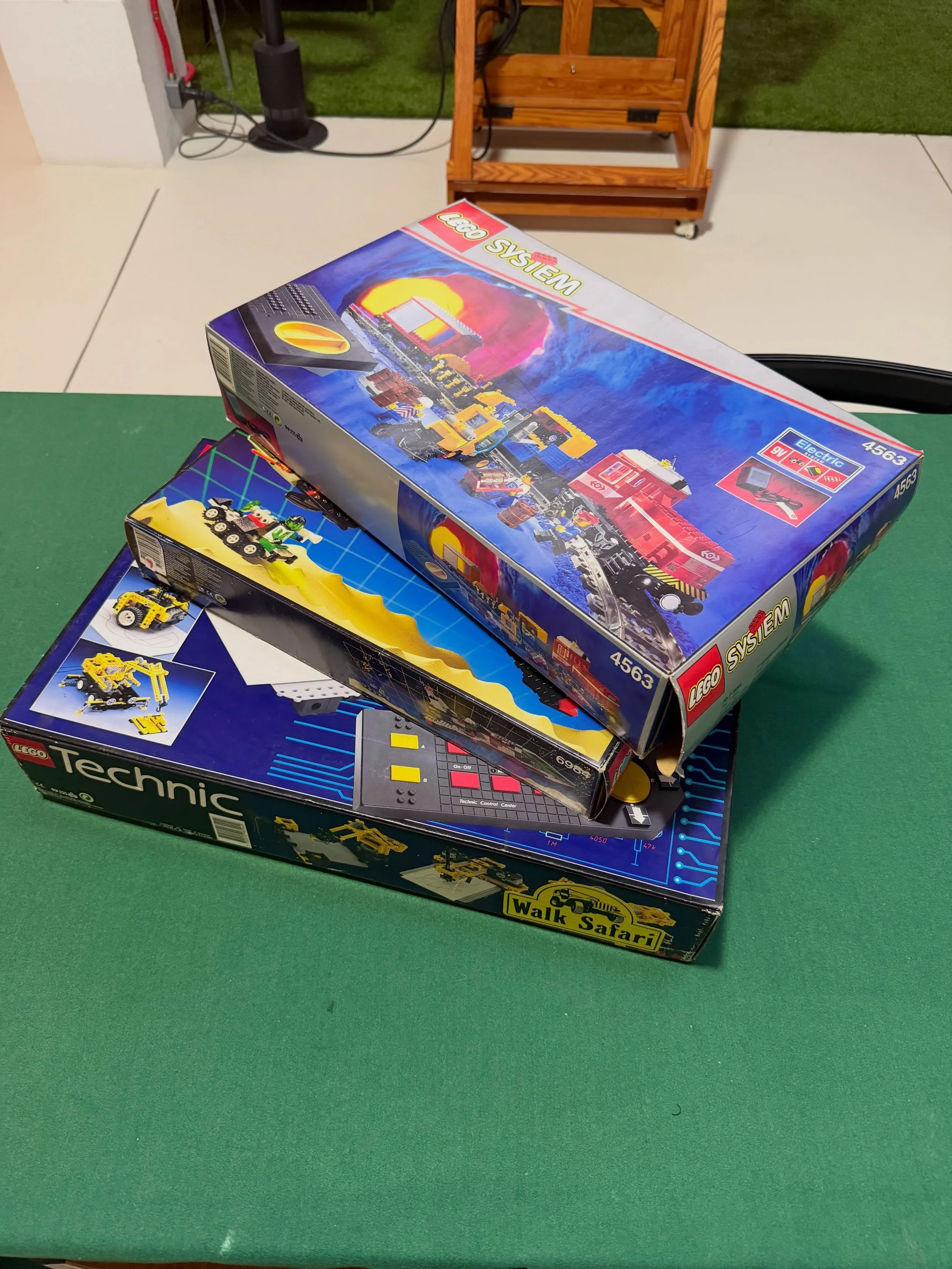Era ora di recuperare un po&rsquo; di memorabilia della mia infanzia da mettere in libreria.

Scavando a casa dei miei ho ritrovato tonnellate di LEGO, compresa la mia prima CNC in LEGO Technic. 😂

La Storia Ancestrale, che penso sia stata il mio pr