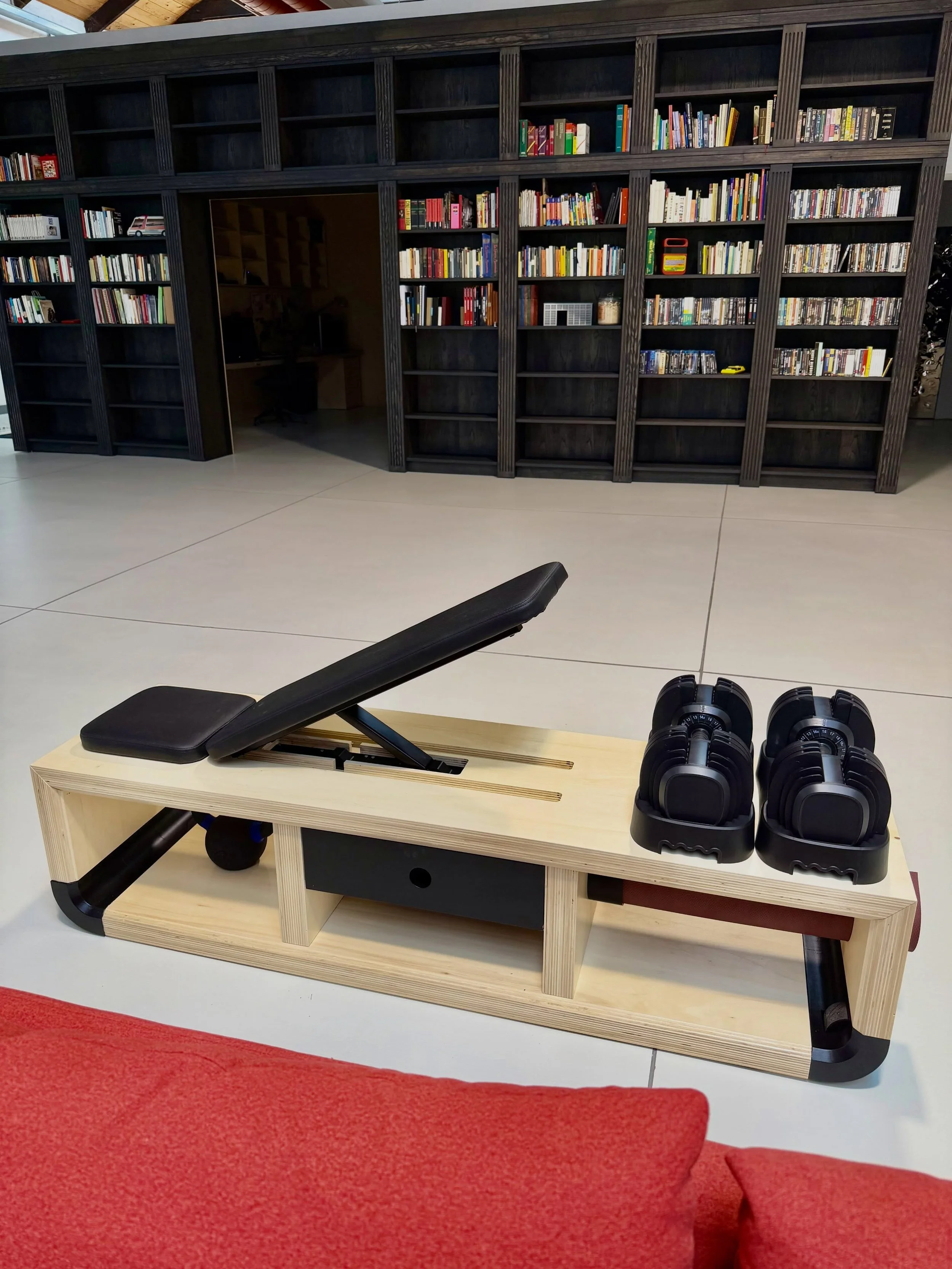 Non capisco perch&eacute; gli attrezzi da palestra debbano fare cos&igrave; maledettamente schifo&hellip;

Alla fine basta cos&igrave; poco per migliorarli.

Prendi una panca, un set di manubri regolabili, un tappetino, due quintali di legno, 15 litr
