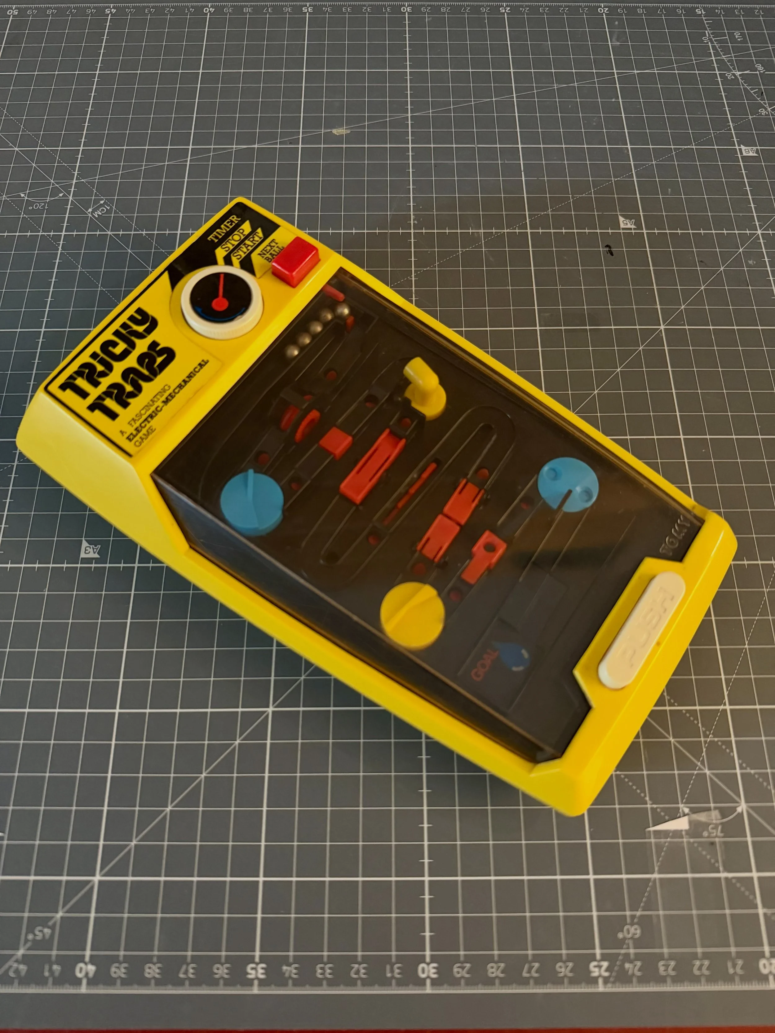 Il Tricky Traps!

Chi di voi si ricorda questo fantastico gioco anni &rsquo;90? 😍

Io personalmente ci passavo ore intere.

Oggi trovarne uno &egrave; praticamente impossibile, soprattutto a un prezzo decente. Un po&rsquo; perch&eacute; l&rsquo;azie