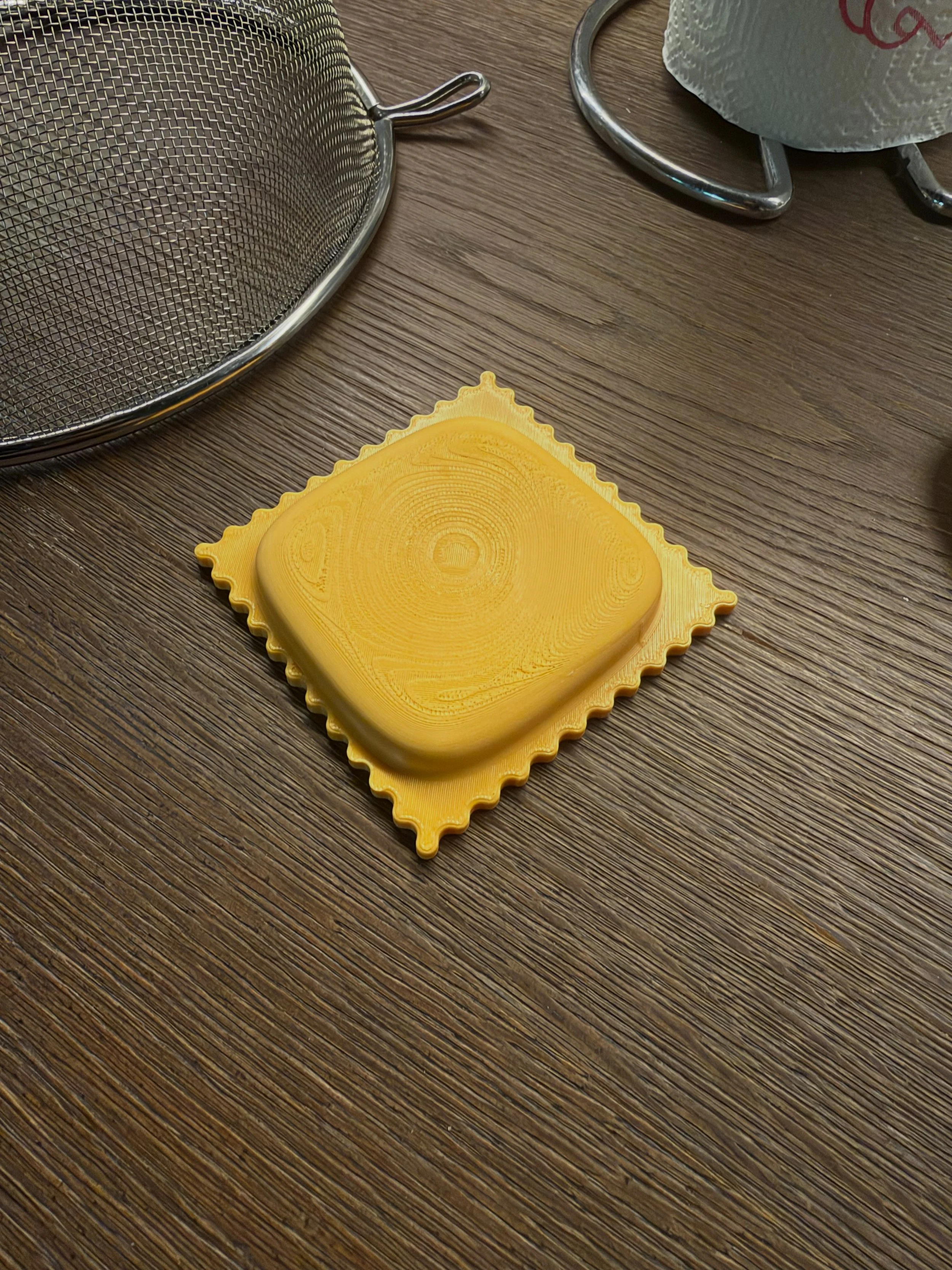 Ogni tanto tocca anche a me sorprendermi. 🤯

Ho stampato questo appoggia mestolo a forma di raviolo con del banalissimo PETG.

Banale, s&igrave;. Ma lo volevo. 😂

Al momento di lavarlo l&rsquo;ho sbattuto in lavastoviglie dicendo: &laquo;Se si defo