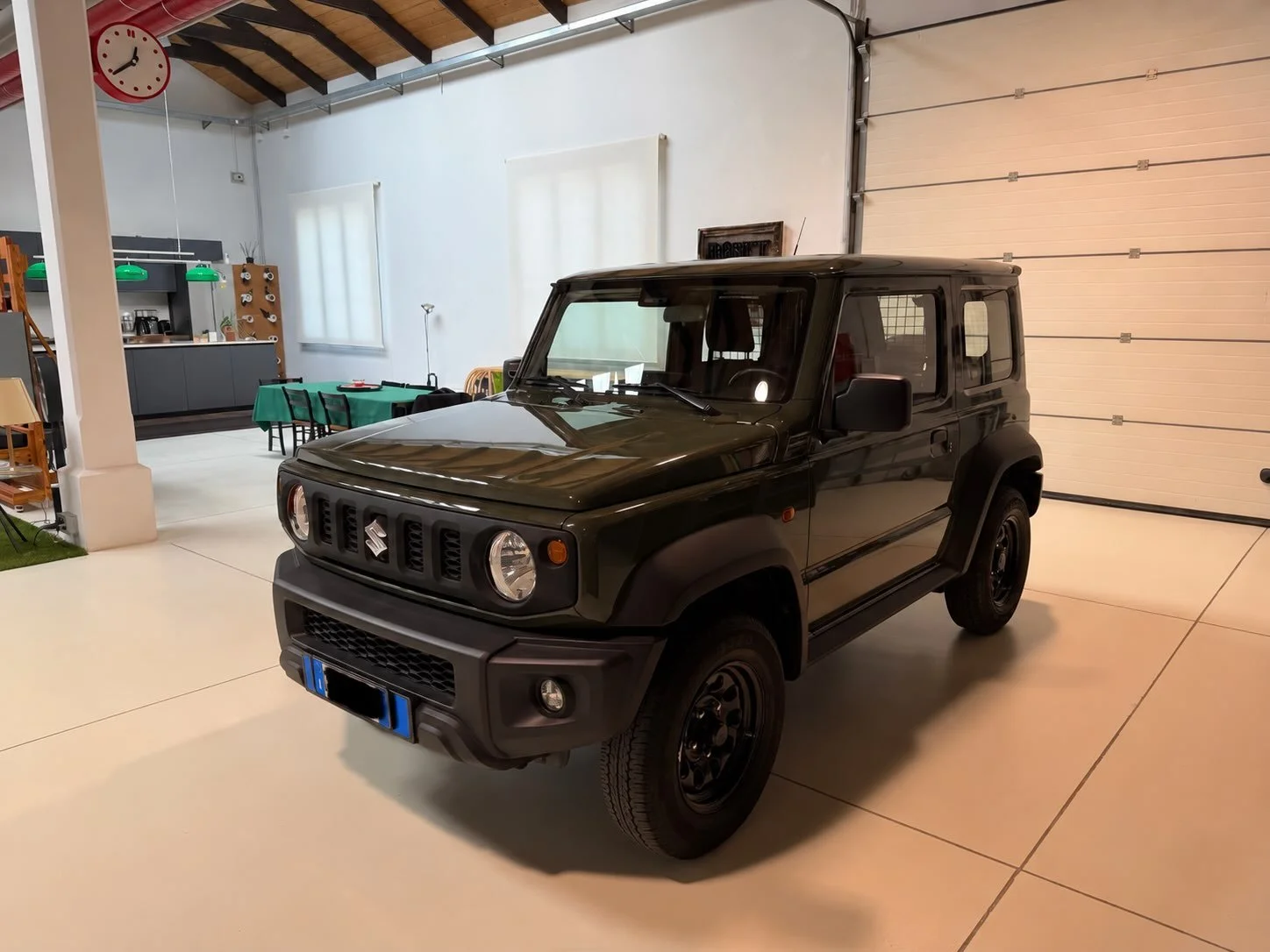 Oggi vi presento il nuovo mezzo che va a sostituire il Ford Custom.

Suzuki Jimny N1 2022.

Non va un cazzo, vibra come una pedana dimagrante, per farlo stare in strada devi pregare Satana, non ha CarPlay, non ha il climatizzatore&hellip;

Per&ograve