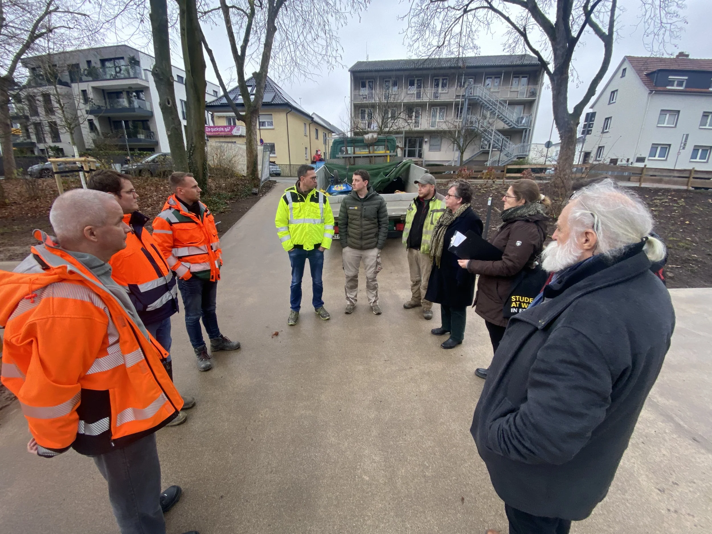Abnahme des Gesamtparks mit Bürgermeister Sebastian Wysocki (2. v. l.) am 10. Dezember 2025. Davor aufwändige Bepflanzung des Kurparks Bad Vilbel  mit 1. Baumlieferung am 23. Oktober 2025. Darunter waren auch 34 Rotdorne 'Paul's Scarlet' , inzwischen