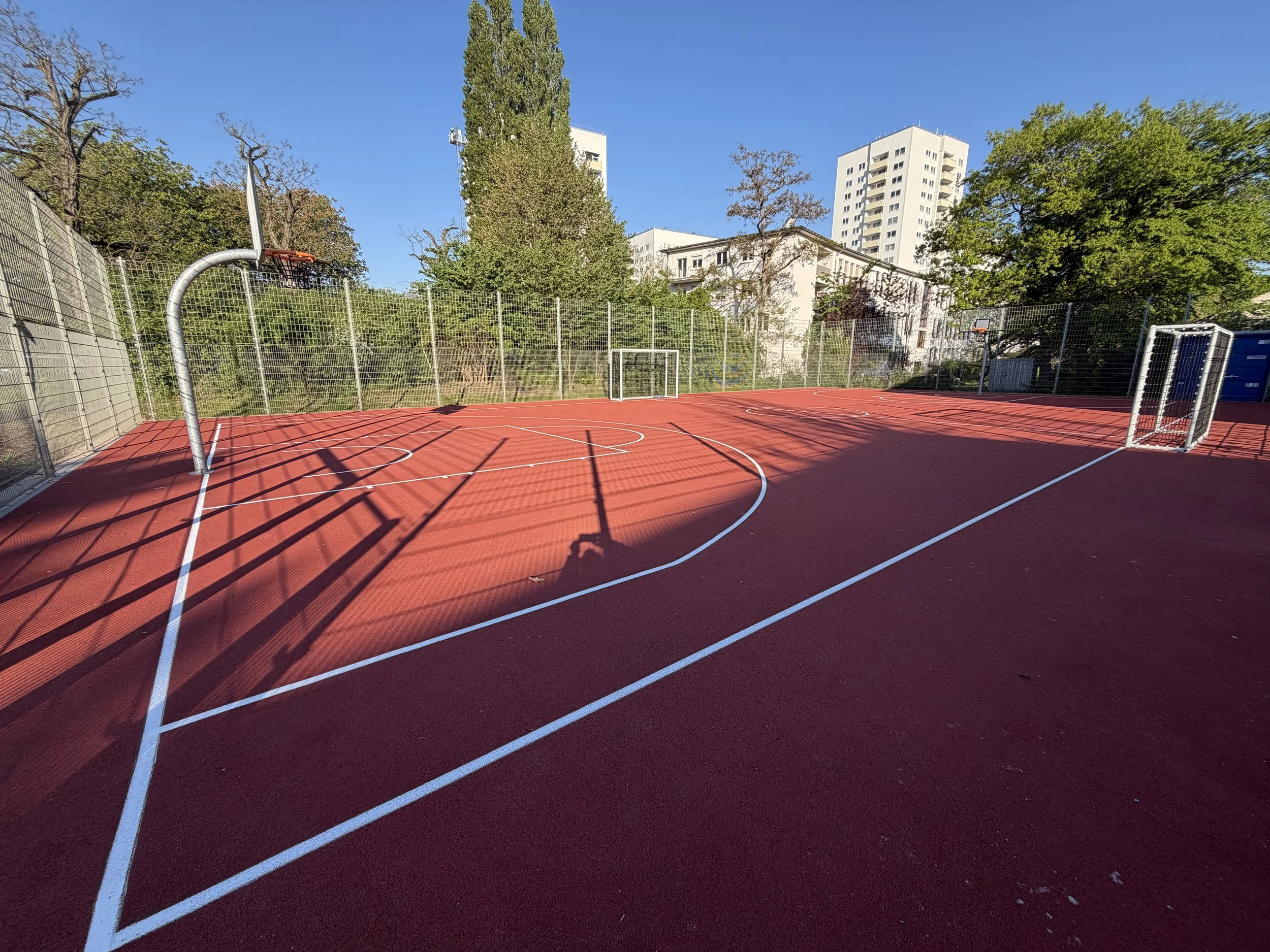 Öffentlicher Teil des Ersatz-Schulstandorts im Tiroler Park Frankfurt-Sachsenhausen