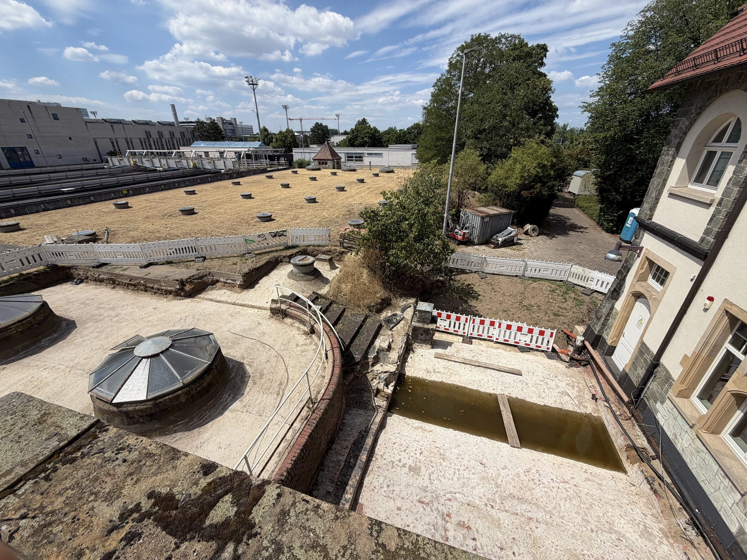 Zusammen mit dem Top-Architekturbüro WLGW aus Frankfurt am Main haben wir die Realisierung des "Schlösschens" in Frankfurt -Niederrad gewonnen. Es geht darum, dieses architektonische Juwel am Rande der dortigen alten Kläranlage zu revitalisieren.