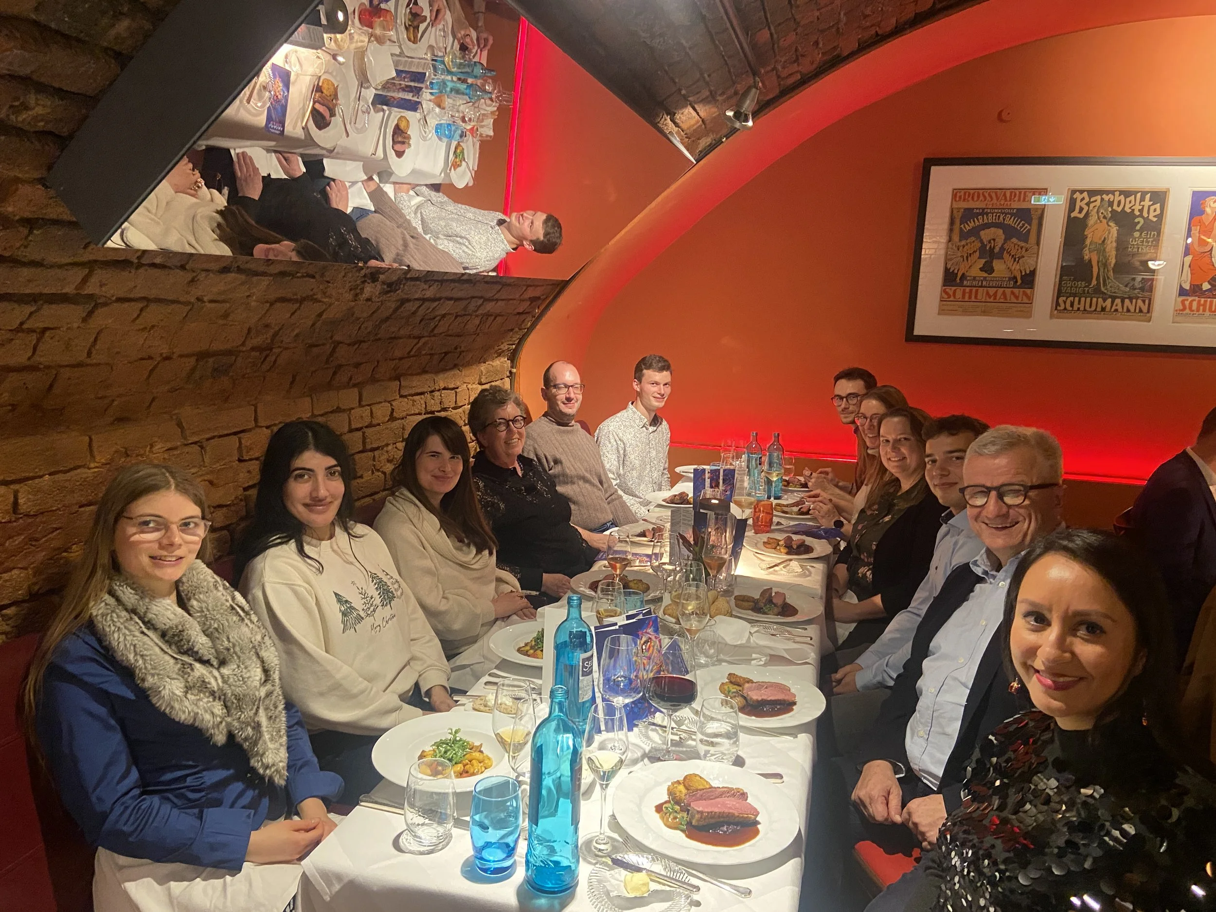 Weihnachtsfeier von grün³ Landschaftsarchitekten im Tigerpalast Frankfurt am 10. Dezember 2025, mit beeindruckendem Varieté und leckerem 3-Gänge-Menü: Von links Sarah, Nour, Olesia, Barbara, Alberto, Simon, Jens, Caro, Anne Rike, Lukas, Albrecht und 