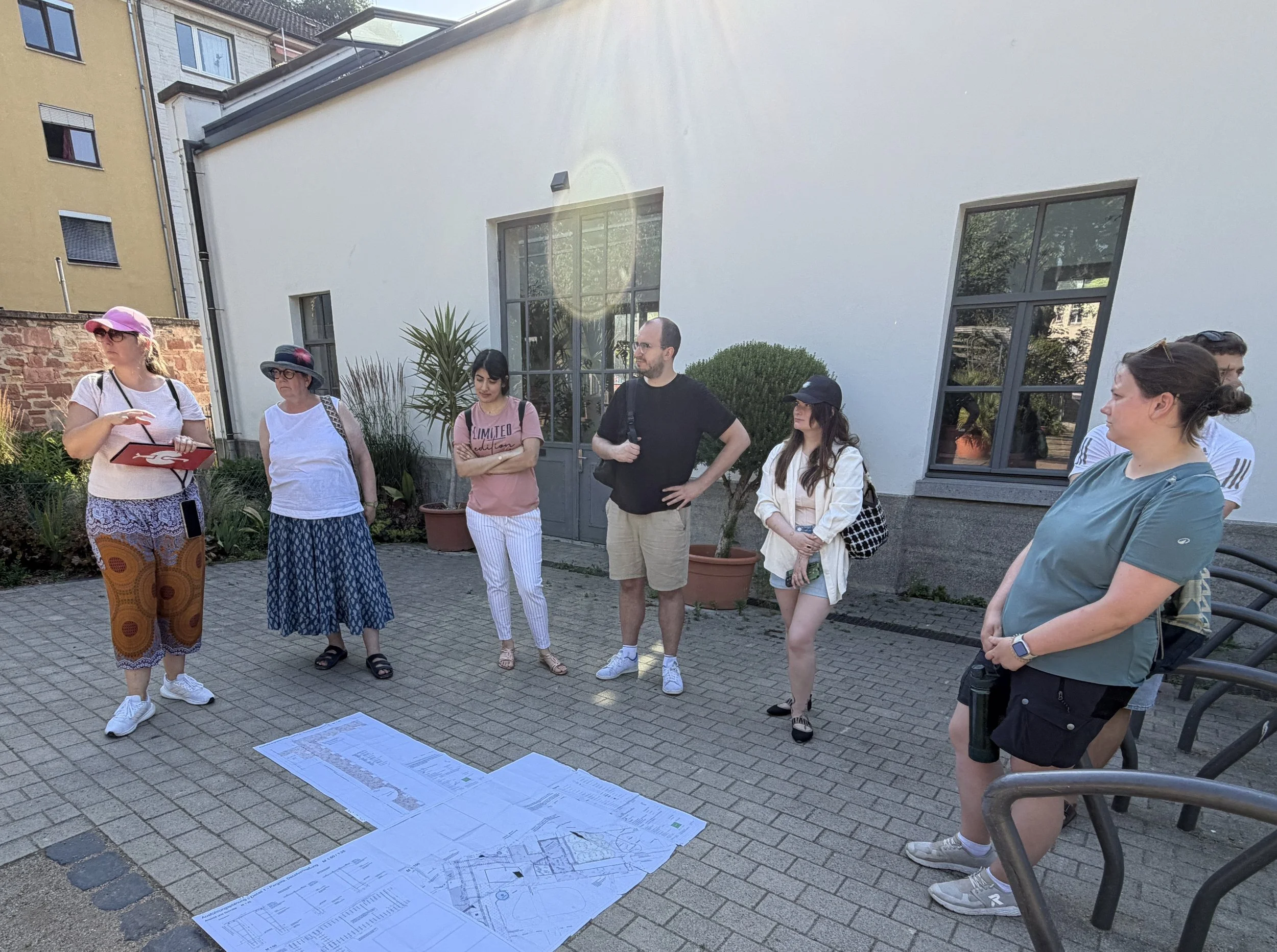 In diesem Jahr haben wir ältere Projekte besichtigt. Hier im Bethmannpark Frankfurt waren am 26.6.2026 dabei: Von links Caroline Viereck, Barbara Vogt, Nour Bachir, Alberto Garbin, Olesia Rychko, Lukas Lötzbeier und Anne Rike Heinz. Positiv überrasch