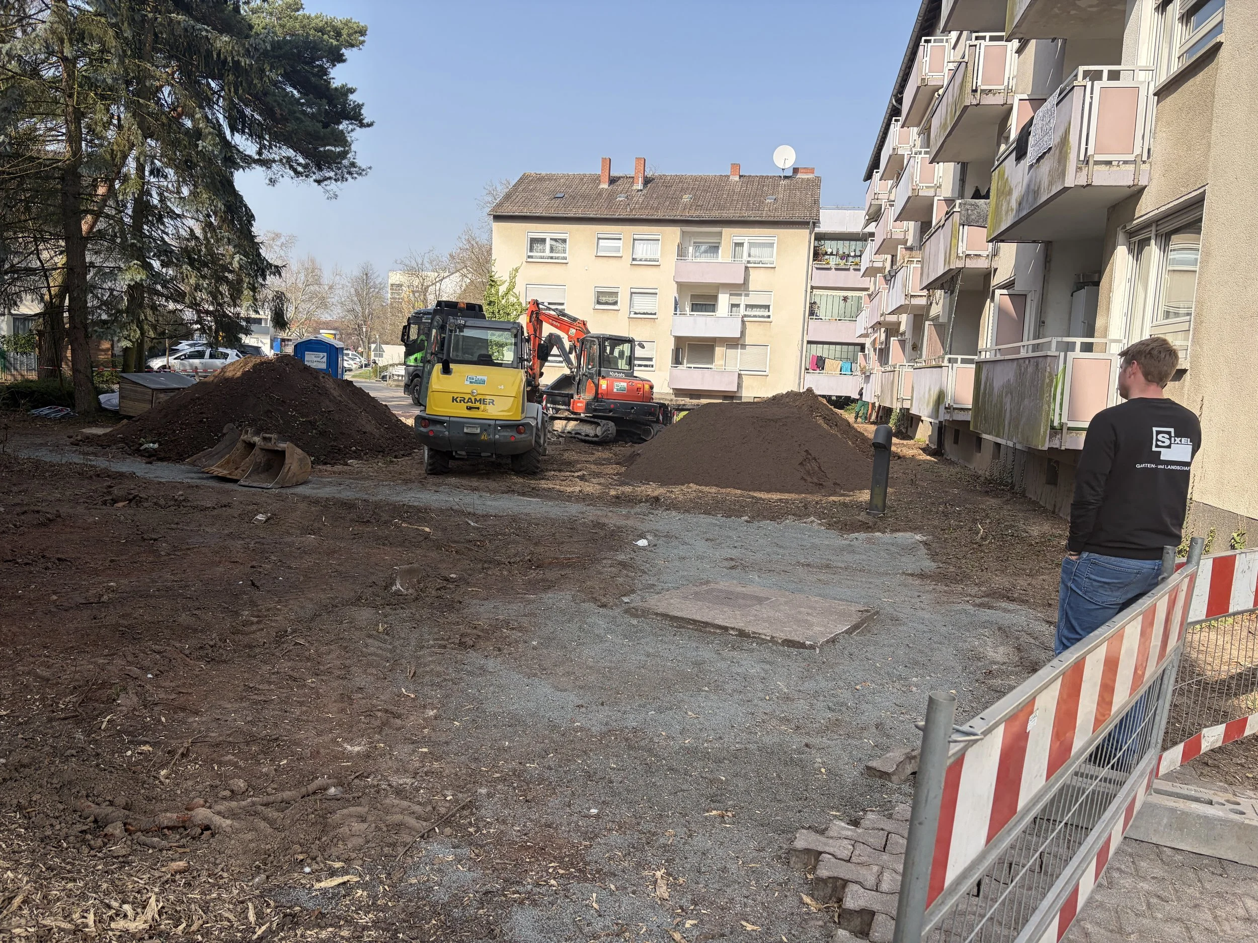 Baustart der Wohnumfeld-Sanierung am Hessenring in Rüsselsheim. Auftraggeberin ist die Gewobau, Auftragnehmer ist die Fa. Sixel Galabau. Hergestellt werden in einem 1. Schritt der 2. Rettungsweg und Kanalsanierungen. Weitere Bauabschnitte werden folg