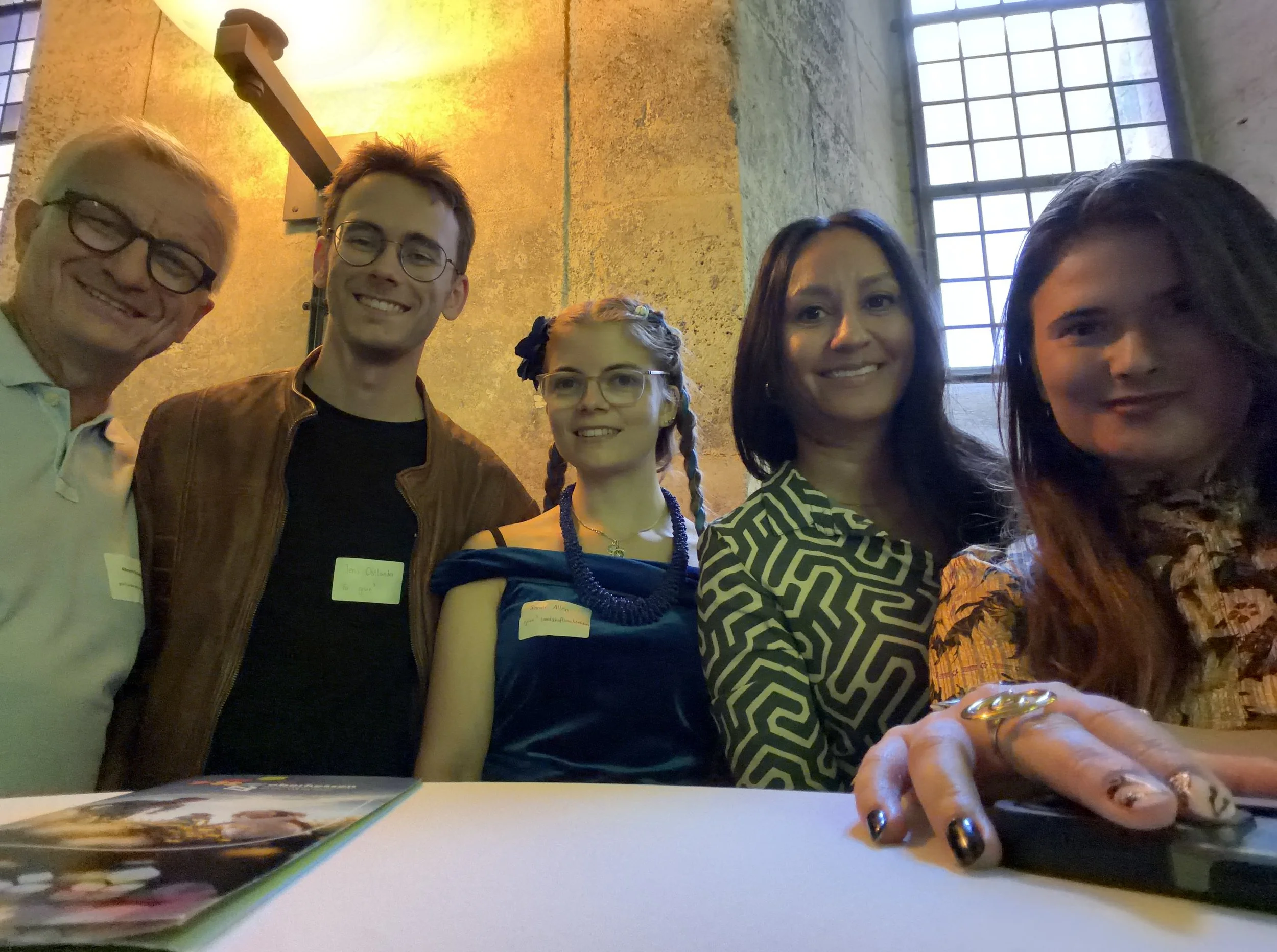 Jahresempfang der grünen Verbände am 4. September 2026 im altehrwürdigen Kloster Eberbach im Rheingau. Amüsiert und informiert haben sich die grün³-Planer (von rechts) Olesia Rychko, Sofia Lopez, Sarah Wagner, Jens Ostländer und Albrecht Schaal, hier
