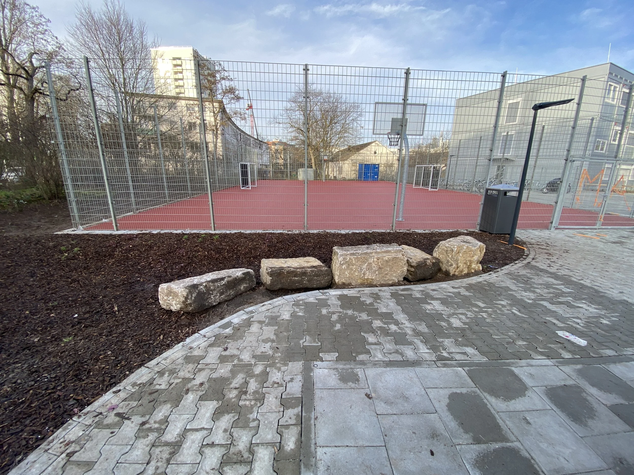 Abnahme der Galabau-Leistungen am 16. Dezember 2025. Eröffnet wurde der Ersatz-Schulstandort des Gymnasiums Süd mit Schulbeginn im August. Die Ersatzfläche befindet sich im Tiroler Park in Frankfurt-Sachsenhausen. Ein Merkmal ist die multifunktionale