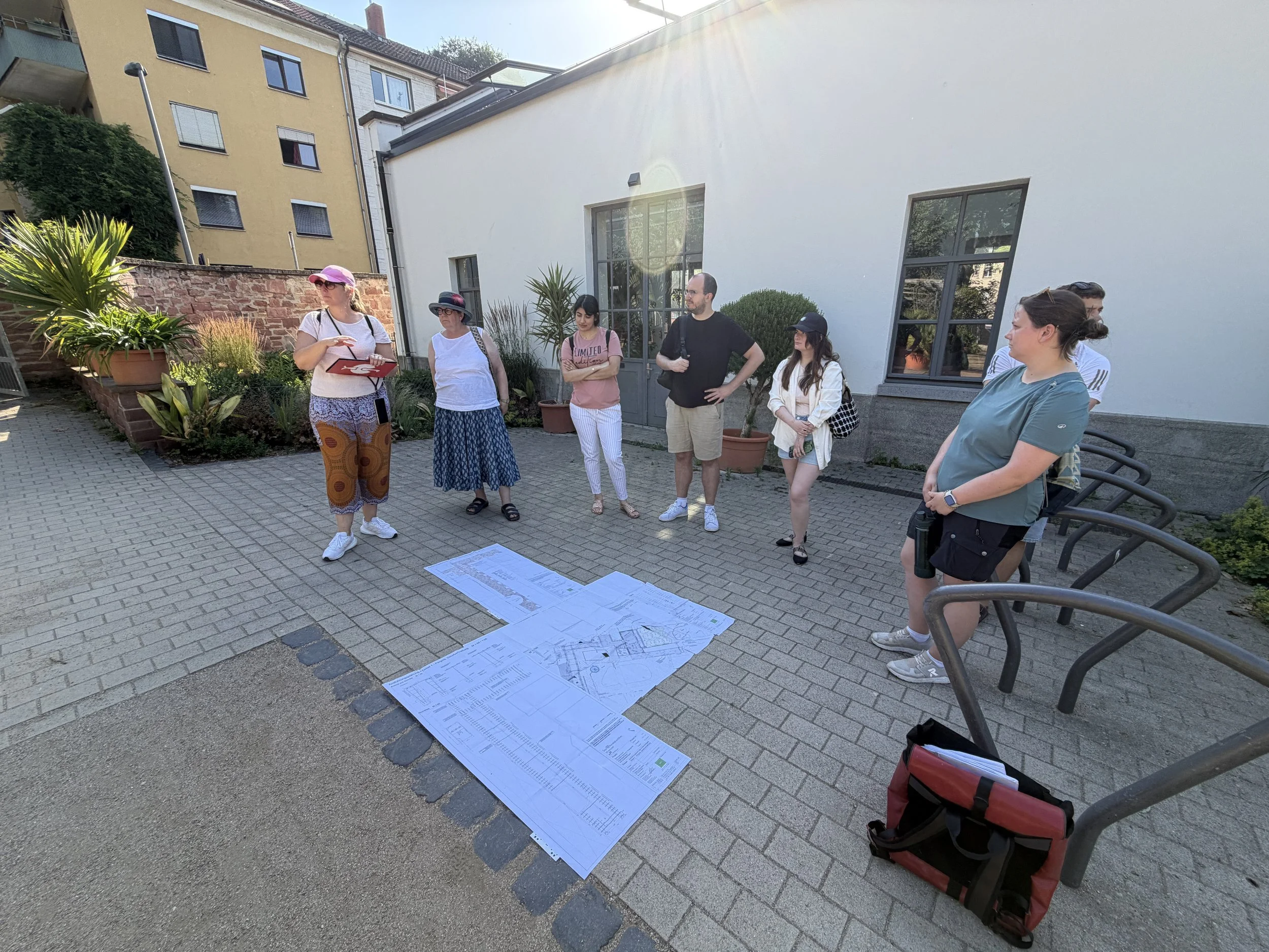 In diesem Jahr wollen wir von grün³ ältere Projekte begutachten. Wir schauen danach, wie sie sich in den letzten Jahren entwickelt haben, wie hier im Bethmannpark Frankfurt am 26.6.2026, bei Hitze. Begutachtet wurden außerdem u. a. der Peterskirchhof