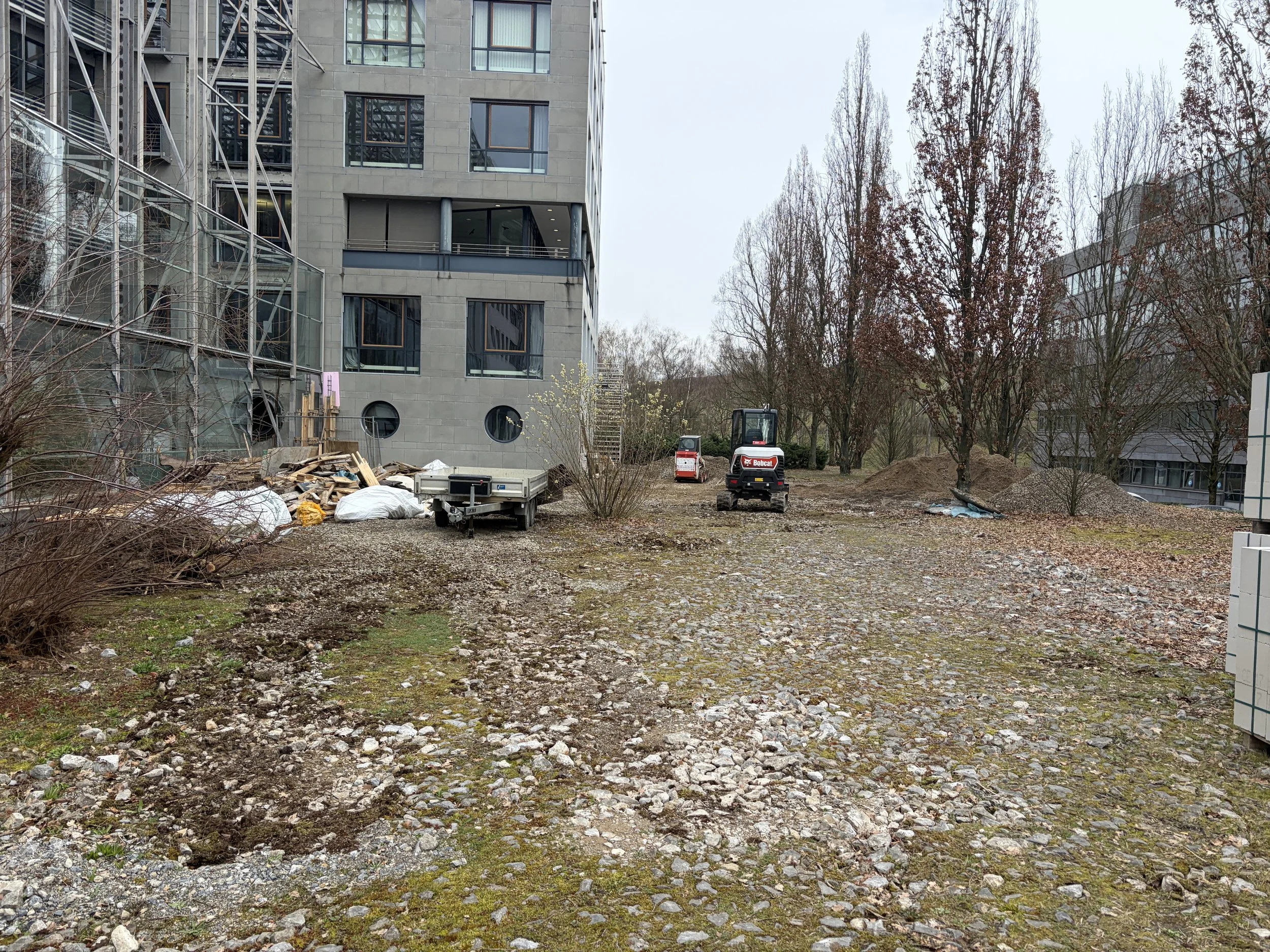 Wettbewerbserfolg in Bezug auf die Schulhofgestaltung für die ASB Erasmus Frankfurter Stadtschule Grundschule gGmbH. Aufgabe ist die Neuanlage eines Schulhofs auf einem bislang ungenutzten Teil eines Gewerbegrundstücks im Frankfurter Stadtteil Hedder
