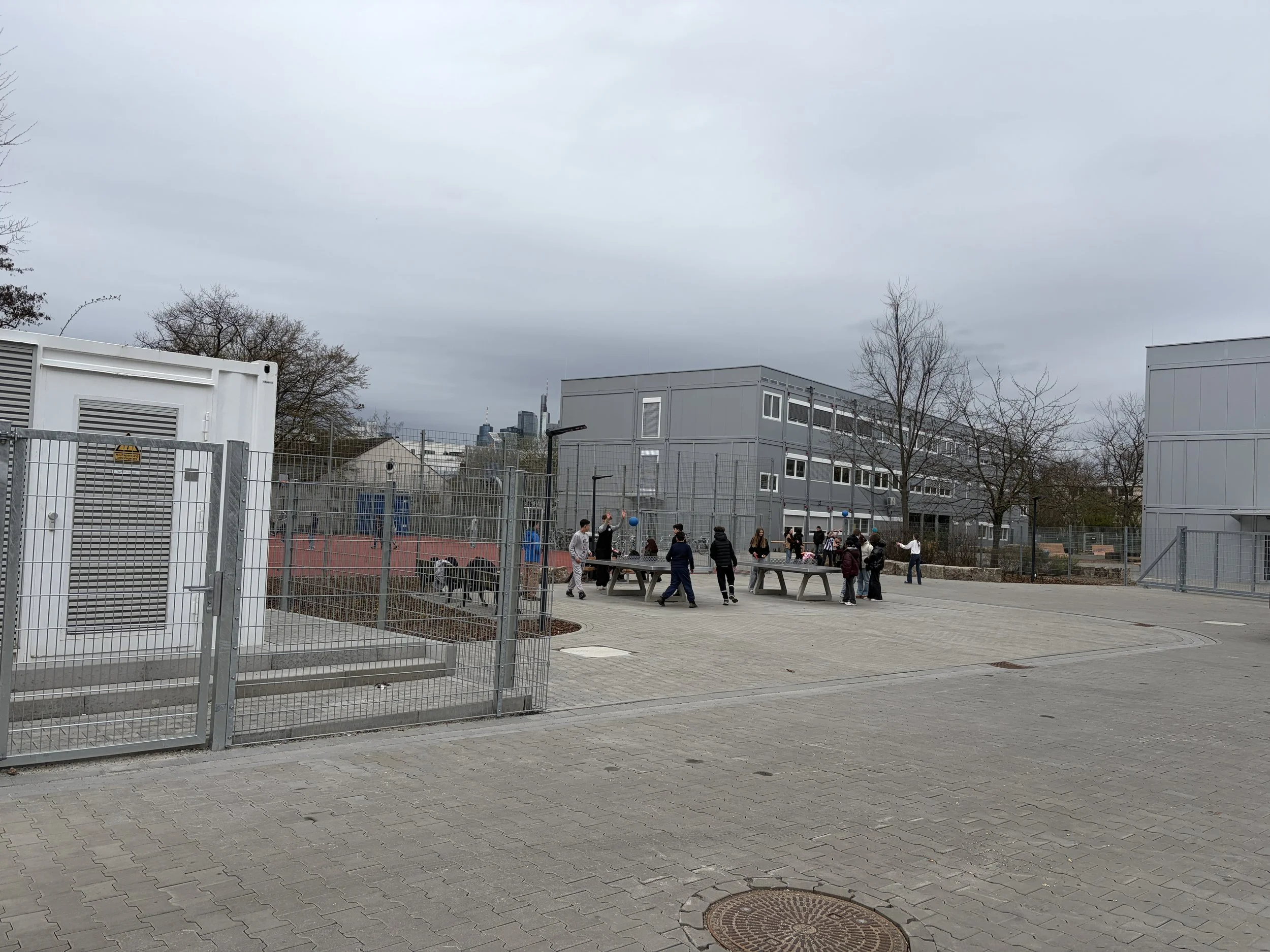 Abnahme der Galabau-Leistungen am 16. Dezember 2025. Eröffnet wurde der Ersatz-Schulstandort des Gymnasiums Süd mit Schulbeginn im August. Die Sportangebote werden inzwischen gut angenommen, besonders Tischtennis und Bolzen.