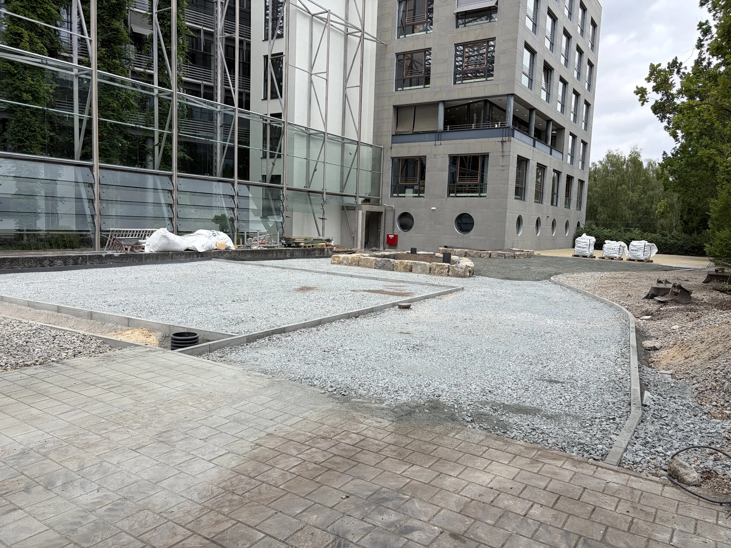 Realisierung im Eiltempo eines Teils des neuen Schulhofs für die ASB Erasmus Frankfurter Stadtschule Grundschule gGmbH bis 20. Juli 2026. Ohne die schnell und gründlich arbeitende Firma Odenwäller Galabau GmbH könnte das nicht klappen.