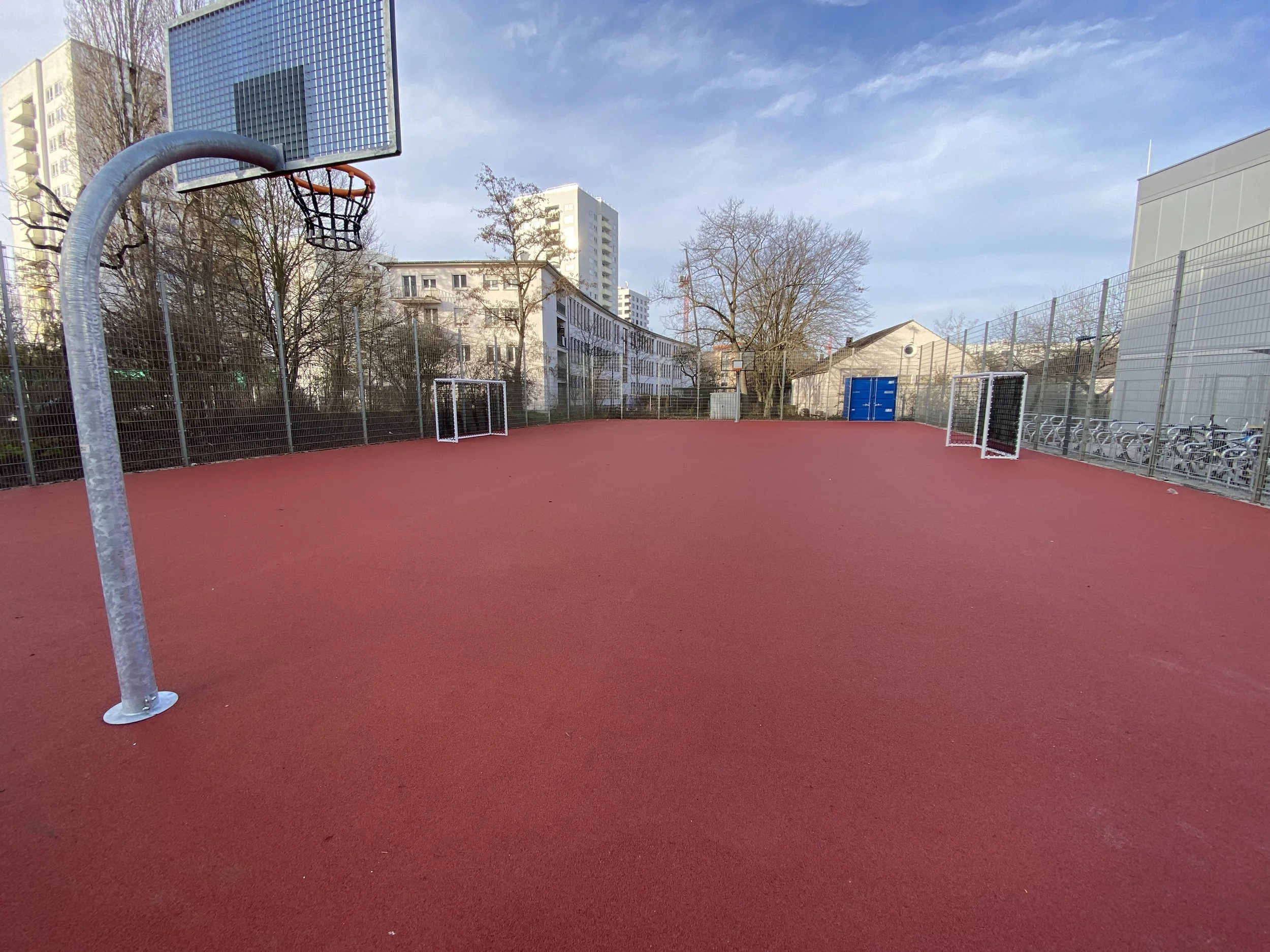 Öffentlicher Teil des Ersatz-Schulstandorts im Tiroler Park Frankfurt-Sachsenhausen