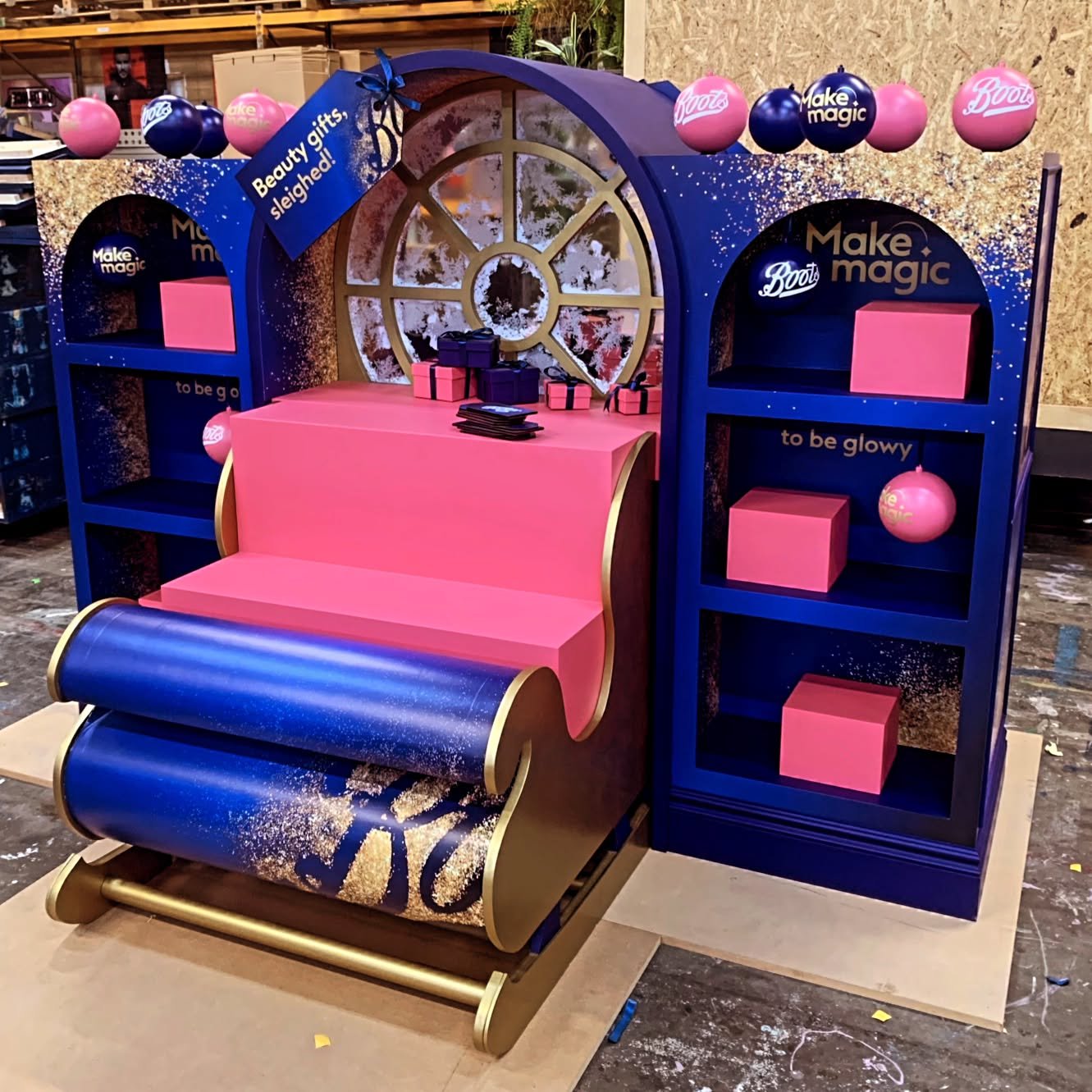 Christmas is just around the corner and this build really got us in the festive spirit! 

With plenty of space to display gifts and a wrapping station for the elves we think this design is a cracker. 

Thank you as always to put friends at @n2obranda