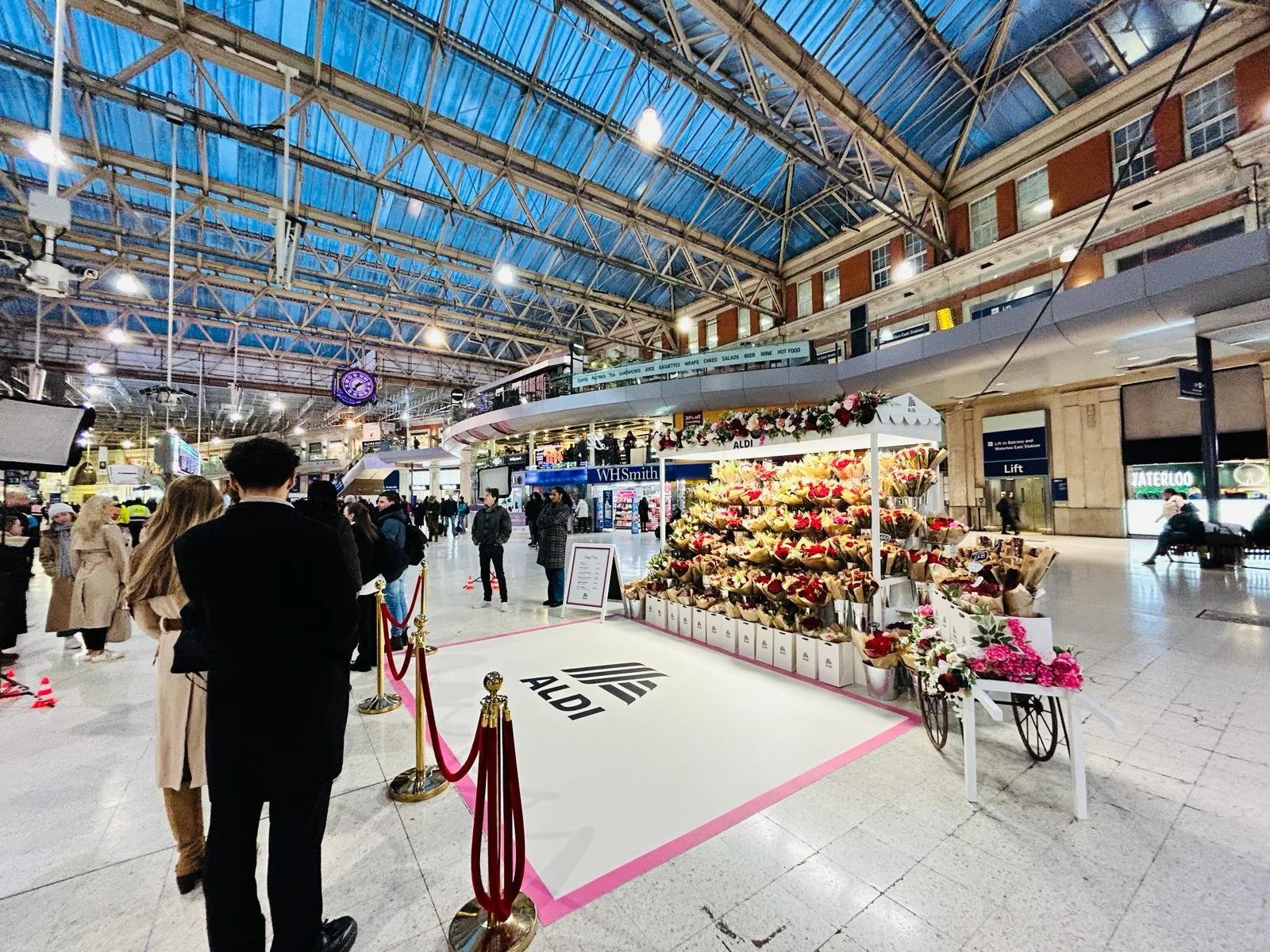 ALDI-FLOWER-STALL-LONDON-WATERLOO-INSTALL-1.jpg