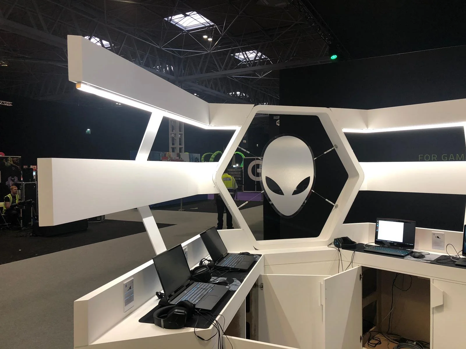 NEC-INSOMNIA64-DELL-ALIENWARE-STAND-3.jpg