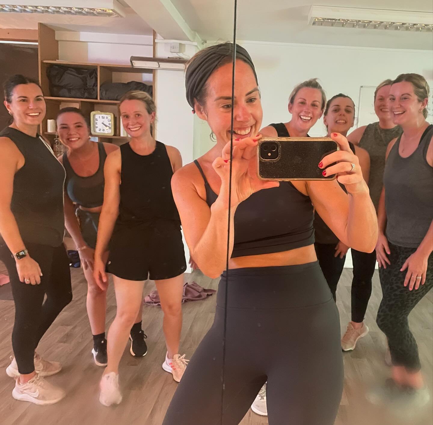 B O N K E R S
🔘
The very sweaty faces of our bonkers Monday night Hot Hiit gang. 
We burpee, squat, run, climber and plank all in 32o heat. Totally insane but you feel bloody great after it (or at least after a shower after it.)

You ladies are fire