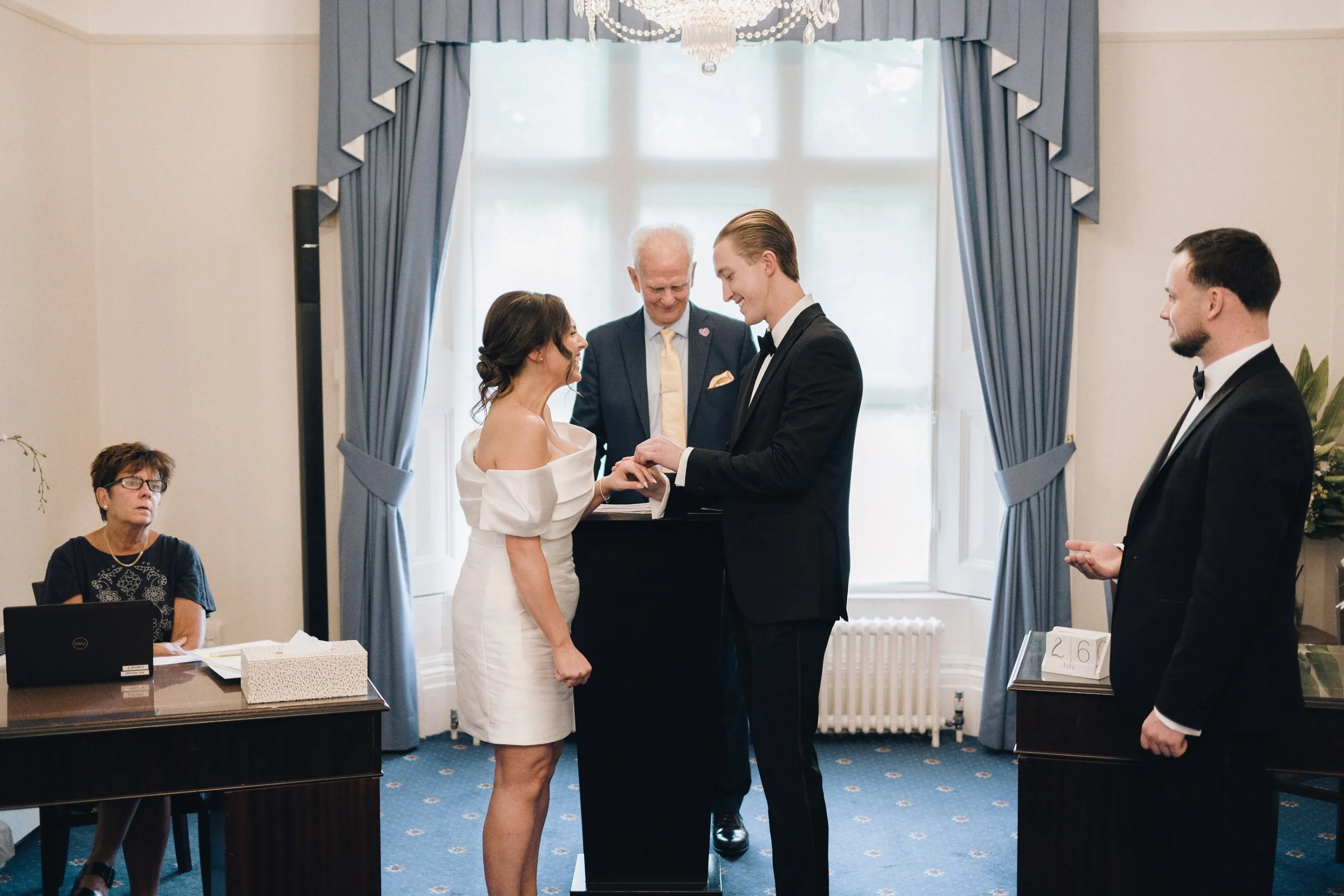 Wedding couple put their wedding rings on each other's fingers