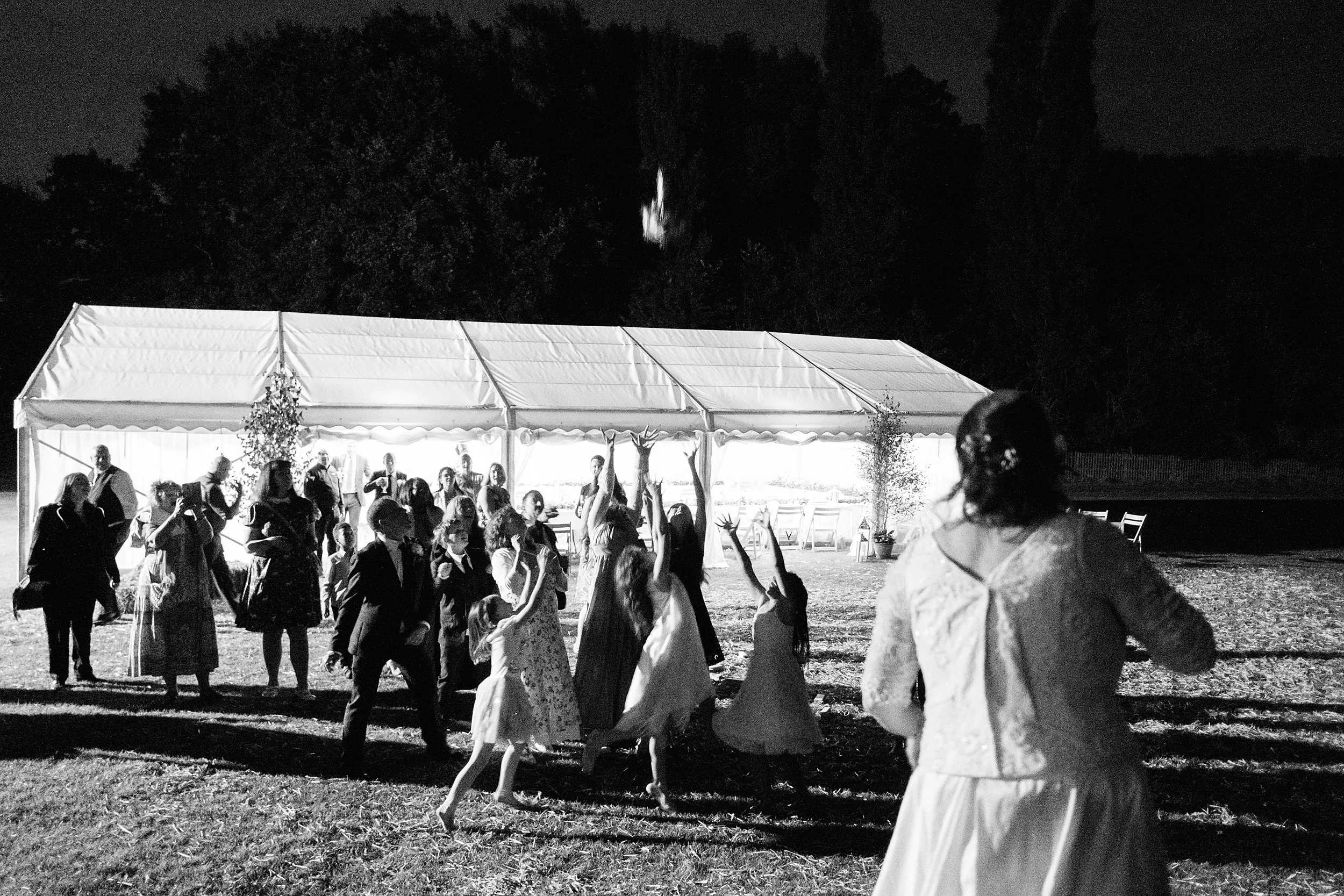 Natural vs Candid Wedding Photography – What’s the Difference?