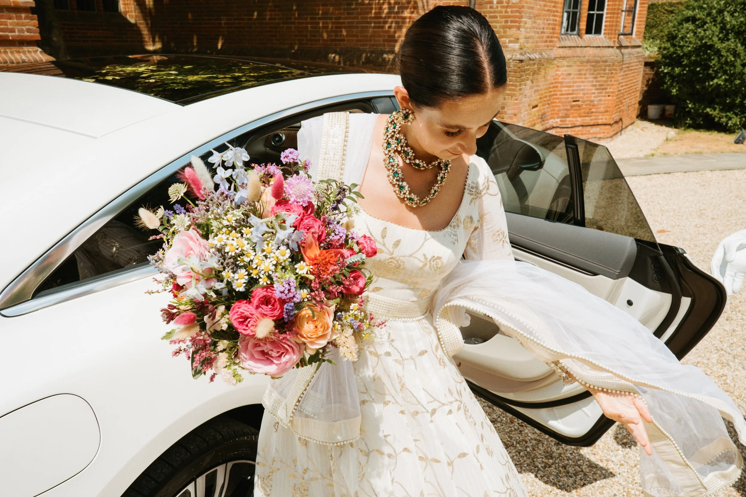 Cain Manor Wedding Photographer – A Relaxed Surrey Barn Wedding Venue