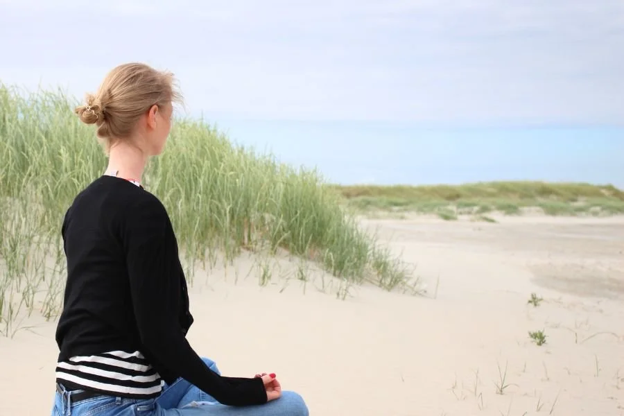 Birte am Strand in der Meditation