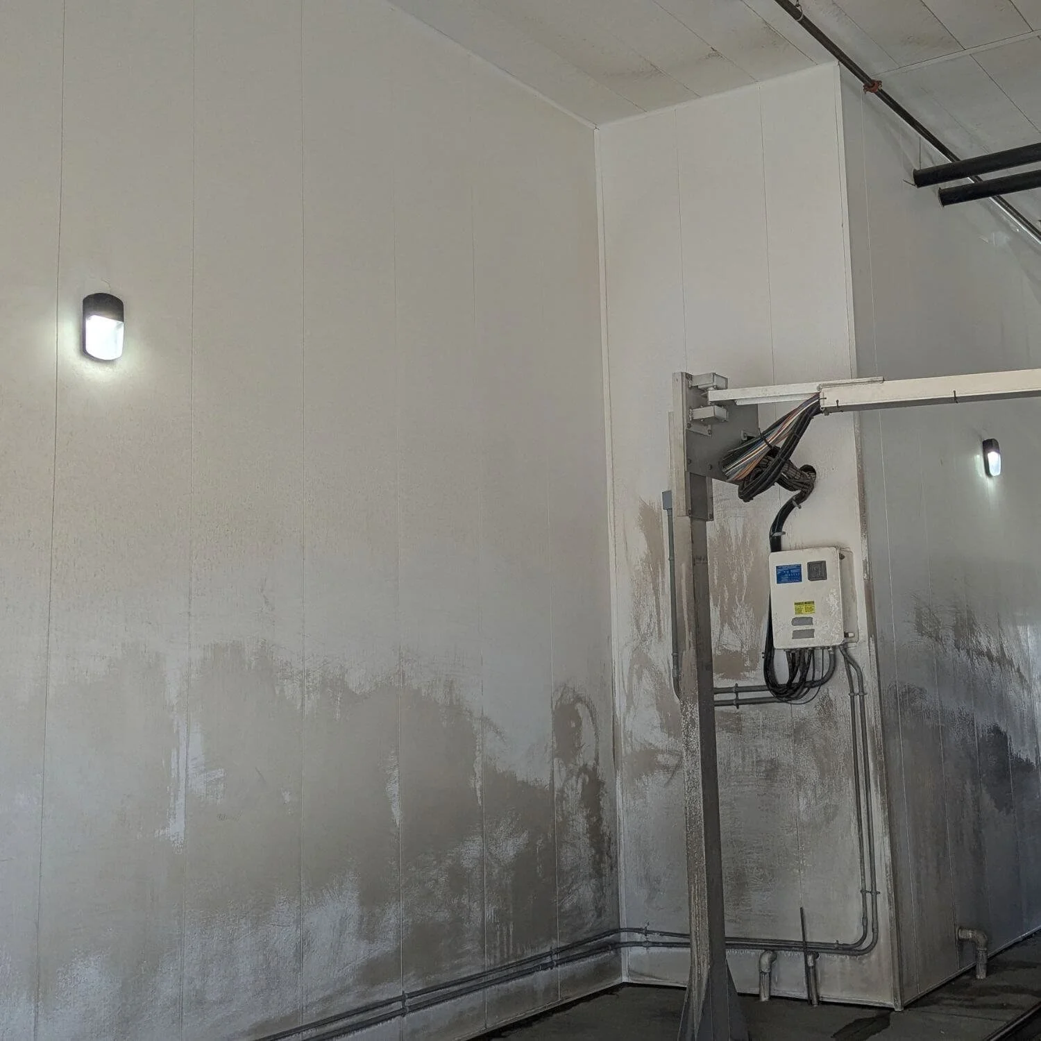 New Lithonia LED wall pack installed inside the Beyond Food Mart car wash in Hesperia as part of MTE Electric’s replacement of the failed lighting system.