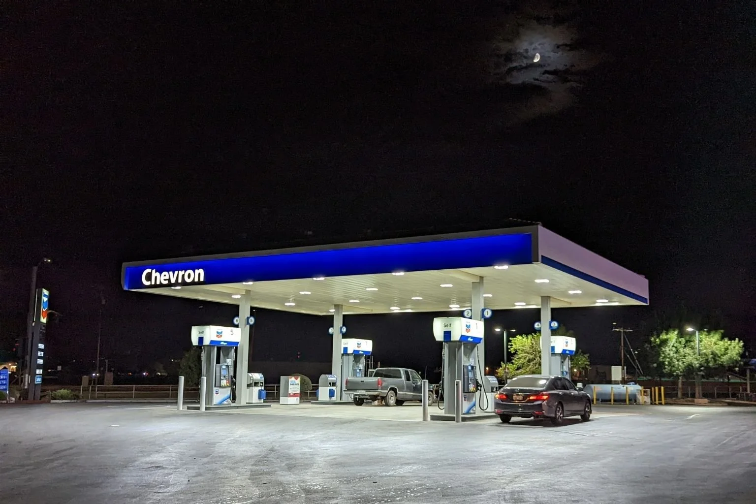 MTE Electric replaced the original metal halide light fixtures with new LED fixtures at this Apple Valley,  California service station.