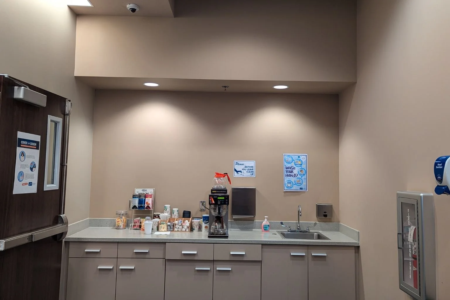 Break area in Mojave Water Agency lobby in Apple Valley CA with upgraded LED lighting installed by a commercial electrician in the Town of Apple Valley.