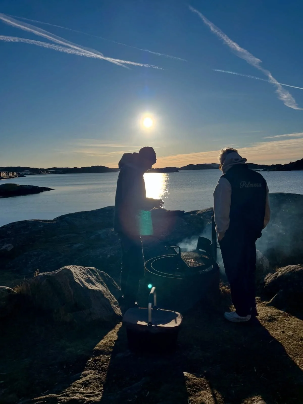 Vi spenderar &aring;rets sista dag med en eld vid havet, reflekterande &ouml;ver ett sp&auml;nnande och h&auml;ndelserikt &aring;r. Tacksamma f&ouml;r alla m&ouml;ten och samarbeten som realiserats och f&ouml;r alla l&auml;rdomar p&aring; v&auml;gen.
