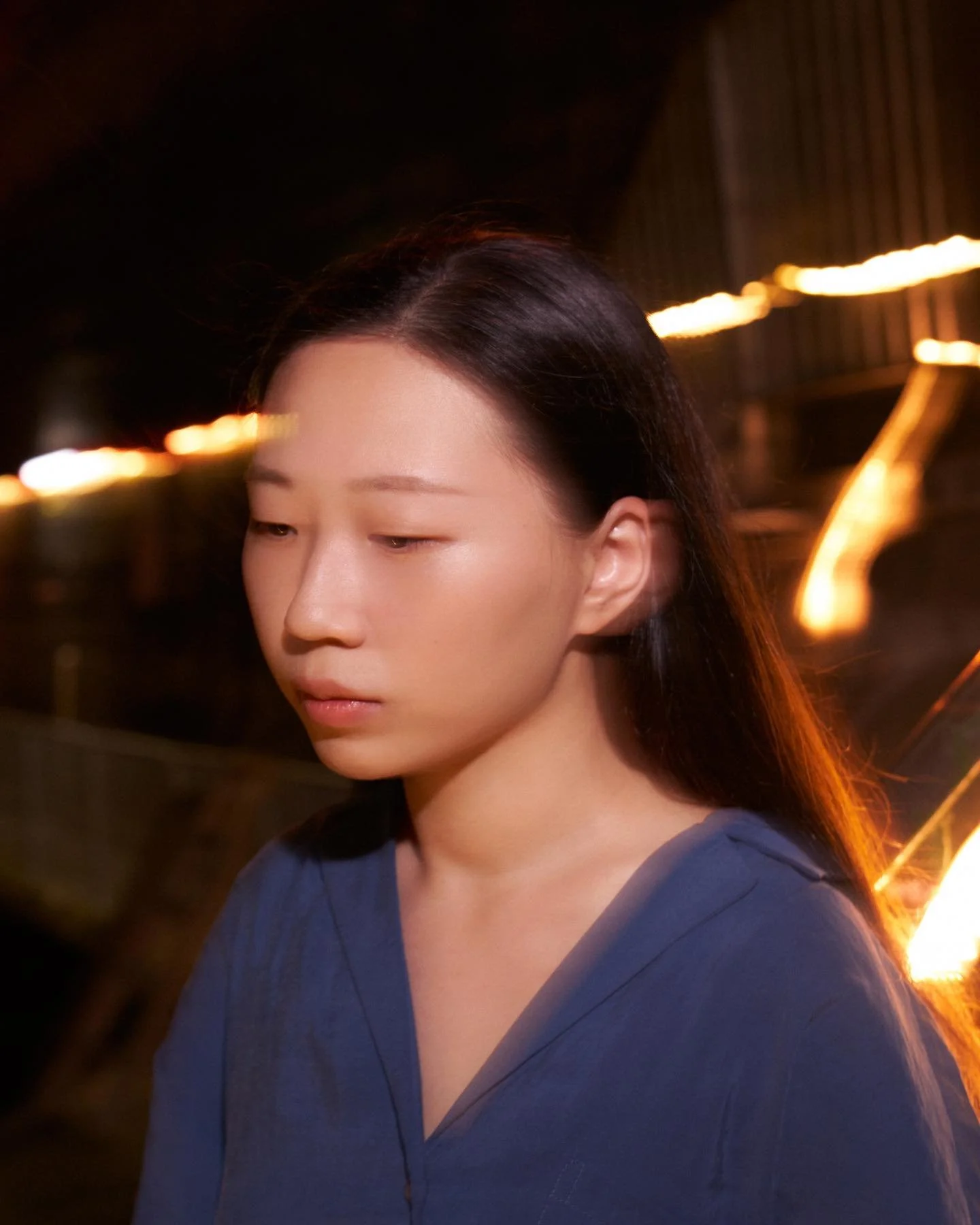 袁雅芝 @yuen_nga_chi 出生並現居於香港，喜歡從生活狀態與工作經歷的矛盾中汲取靈感。近年，她主要從歷史、地理和政治的角度探討動物的題材，從圈養動物的狀態，觀察牠們與人們的關係和相似性。藝術家在2016年取得香港藝術學院藝術高級文憑，並於 2019 年獲得香港浸會大學視覺藝術文學士，其作品曾於香港、日本、新加坡及倫敦等地展出。

MUSTHAVEKEYS 策劃夜間藝術項目「都市物種」展出六位藝術家的新作，關於存在於都市中的不同動植物物種，藉以回應人類在現今城市的各種生活模式，以及隨之衍