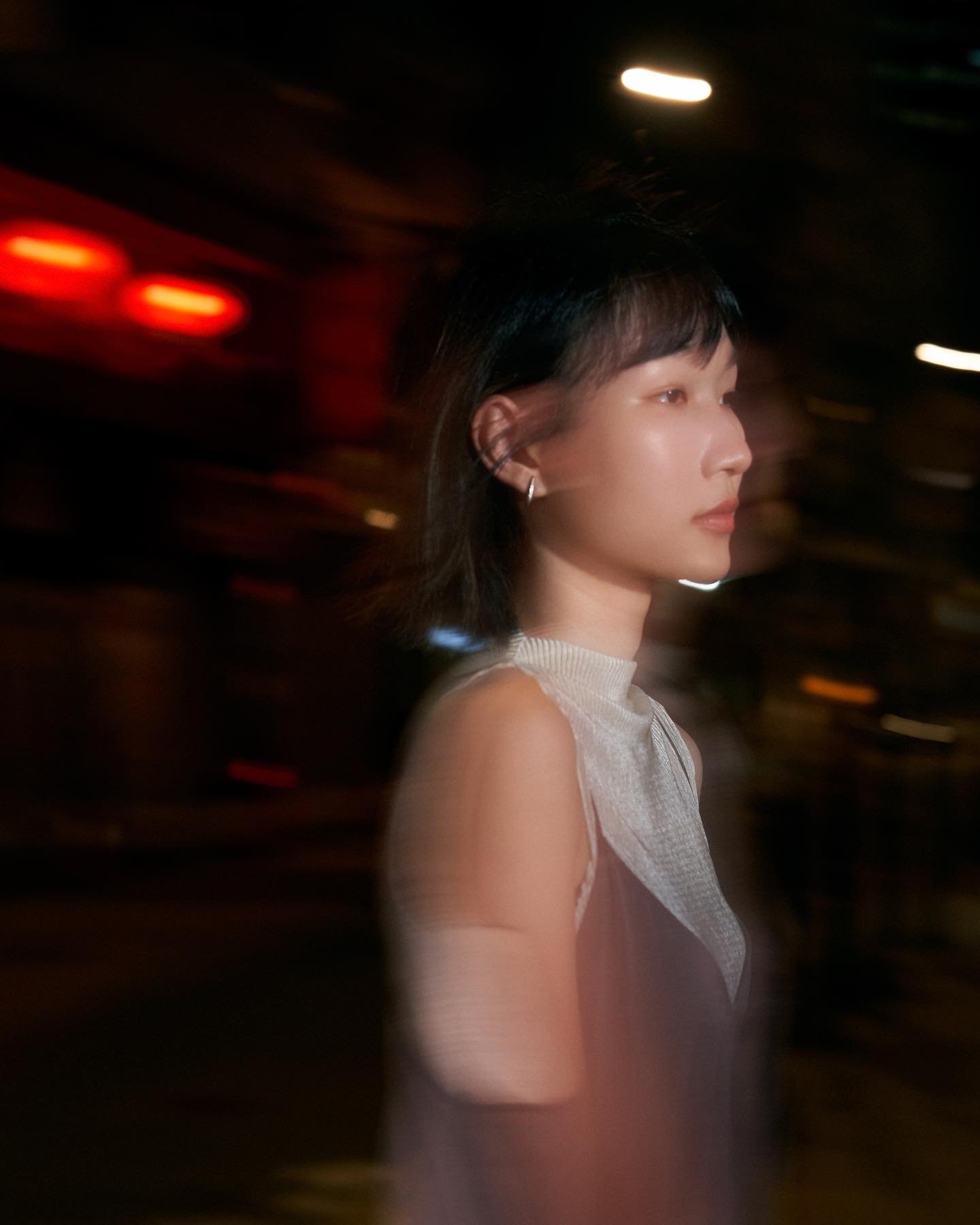 謝銘思 @tsemingsze 畢業於香港公開大學電影設計及攝影數碼藝術學系，主要從事影像和現成物的創作，探討個體經驗、集體意識與權力邊界的關係。作品曾於多個本地藝術空間展出；其中，《雷同》於公大創意藝術畢業展2020獲頒創意藝術大獎。

MUSTHAVEKEYS 策劃夜間藝術項目「都市物種」展出六位藝術家的新作，關於存在於都市中的不同動植物物種，藉以回應人類在現今城市的各種生活模式，以及隨之衍生的變遷與連繫。
-
Macy Tse Ming Sze graduated from the Ope