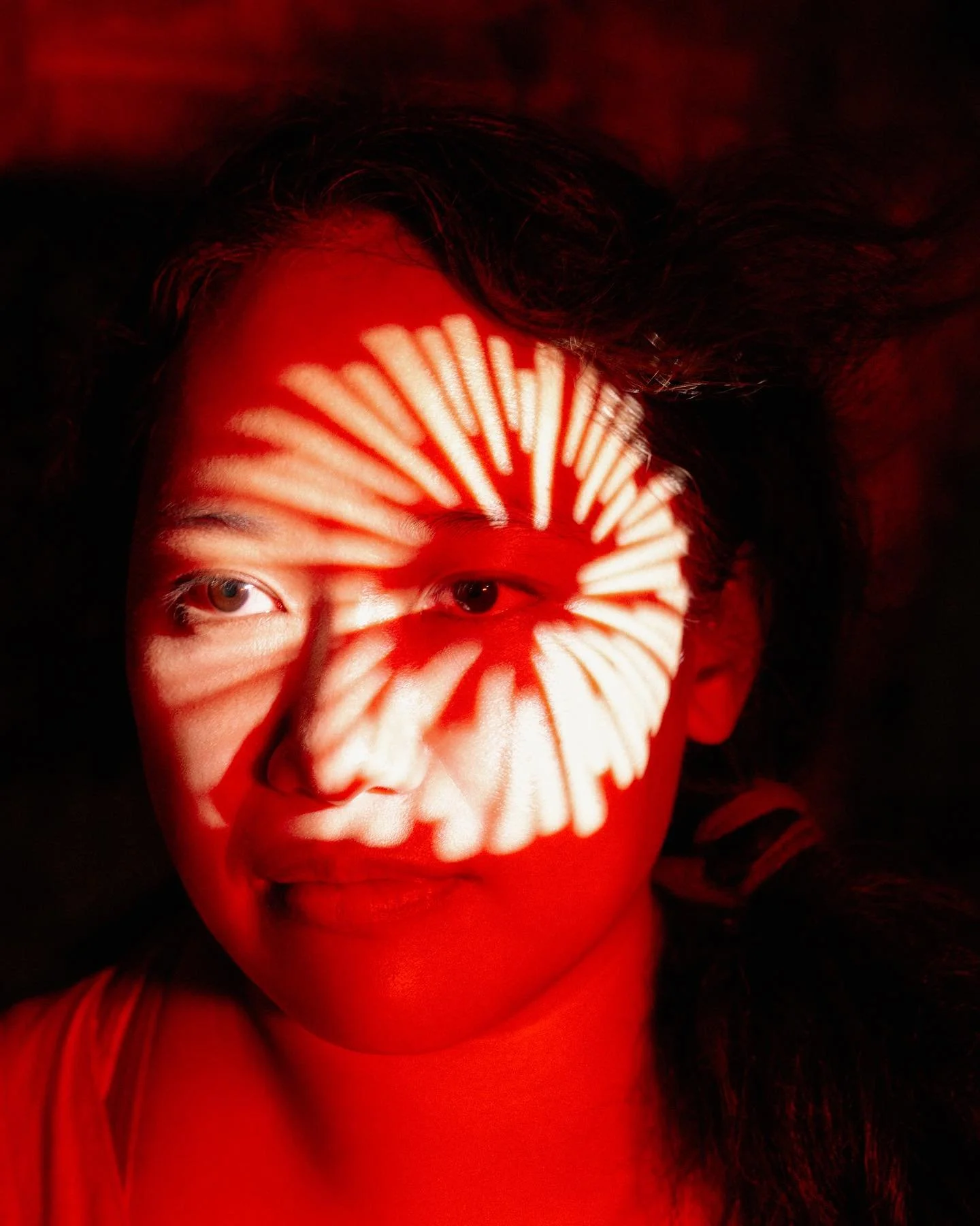 勞麗麗 @sqlai 生於香港，獲中文大學文學士及藝術碩士。她曾任旅遊記者，現專注於和大自然生態相關的藝術創作，主要研究食物、農耕、醞釀、監視、冥想等課題。作品以流動影像、攝影、裝置及混合媒介為主，曾在香港及海外多地展出，並獲希克私人藏品及美國三藩市亞洲藝術博物館收藏。

MUSTHAVEKEYS 策劃夜間藝術項目「都市物種」展出六位藝術家的新作，關於存在於都市中的不同動植物物種，藉以回應人類在現今城市的各種生活模式，以及隨之衍生的變遷與連繫。
-
Natalie Lo Lai Lai was 