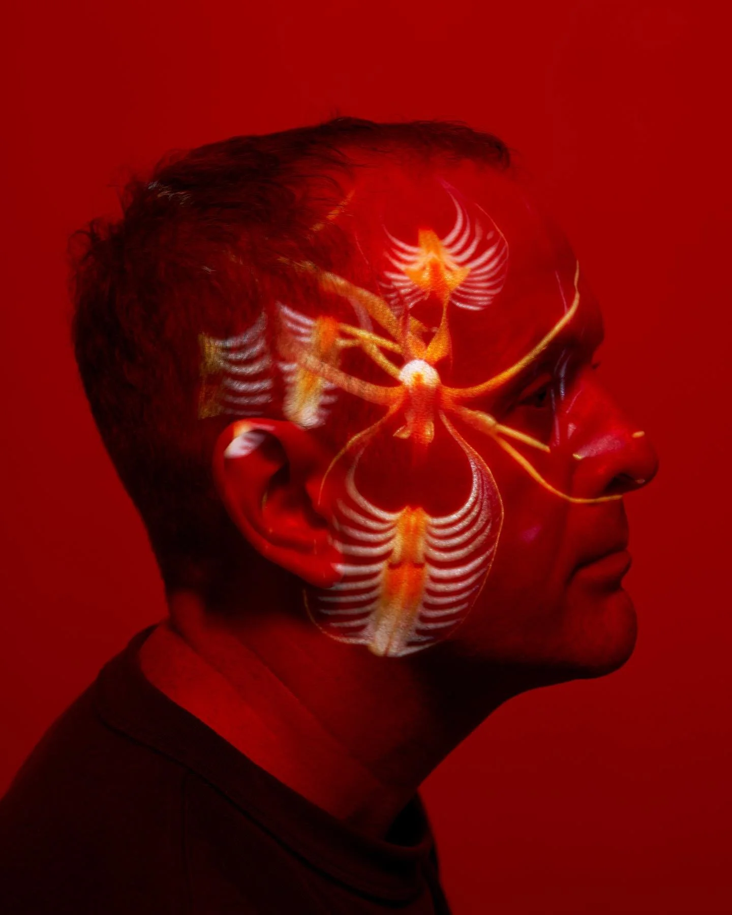 Michael Whittle @romantic_objectivism 是圖表學藝術家、講師和研究員。他本是生物醫學科學家，但轉而研究藝術，在皇家藝術學院攻讀碩士期間獲2004年RCA - Daler Rowney 繪畫獎，並取得日本最古老藝術學校&mdash;京都藝術大學的獎學金，後利用日本文部省獎學金回到該校撰寫博士論文，並奪下2014年梅原猛獎傑出博士研究獎。

MUSTHAVEKEYS 策劃夜間藝術項目「都市物種」展出六位藝術家的新作，關於存在於都市中的不同動植物物種，藉以回應人類在