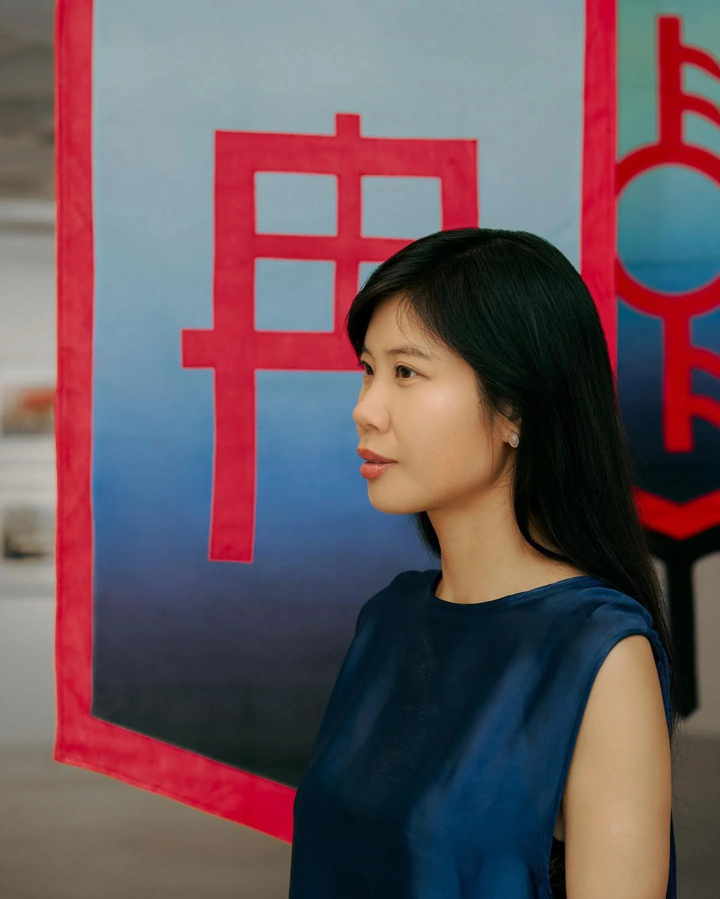 2015 年某個下午，馮捲雪 @michelleksfung 做了個夢，由之演變出一個終身藝術項目。她以顏料、文字和影像描繪出 2084 年的奇幻世界。這個世界由五大工業國組成，分別是矛盾國、北島國、夢想國、藍血聯國和階級共和國。故事圍繞某個生態烏托邦 / 反烏托邦鋪展，而關於五個國家的微敘事最終將交織成一首2084 年的史詩，刻劃藝術家想像中的地球和人類的未來，並帶出地緣政治的隱喻。

在《寶綠達一日遊》展出的一系列宣傳木刻版畫，描繪了2084未來世界中的生態烏托邦藝術小區「寶綠達」。作品分為