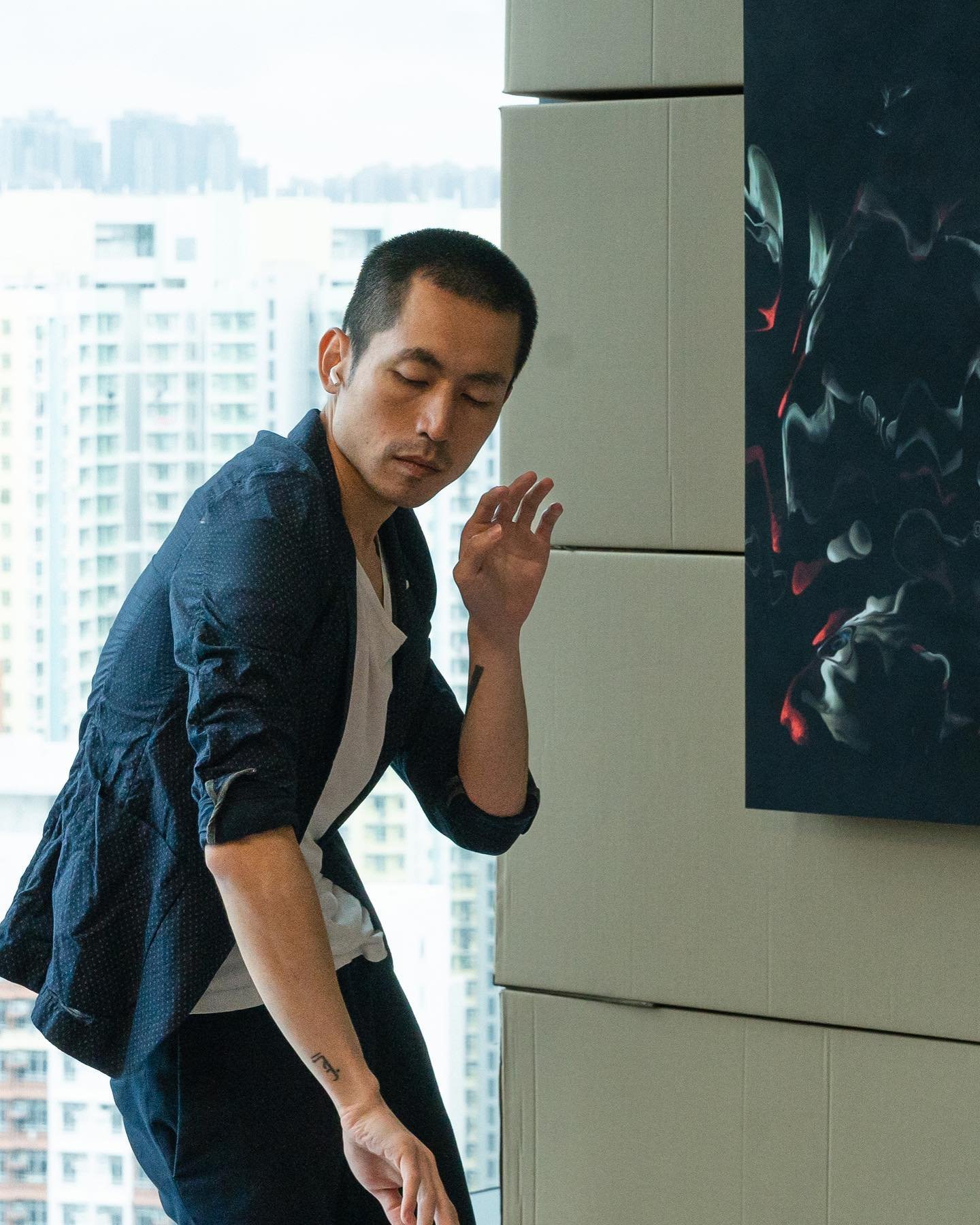 主題「Meta-Moments」源自研究心理學家Marc Brackett的一個概念：Meta-moment是一個短暫的停頓，就像打開一扇窗，讓我們退後一步，從新角度審視眼前一切，從中找到平靜，親近更美好的自己。

展覽利用真實工作環境的場地，探討人們能否在工作間內做到「處在當下」，在個人、心理和社會等不同層面達致平衡。當我們面對人際衝突、長工時、被侵蝕的個人空間等逆境，若能找到meta-moment，連結真實的自我，就能平靜地接受現代工作的各種混亂和挑戰。

再次感謝所有參與藝術家和觀眾與我們