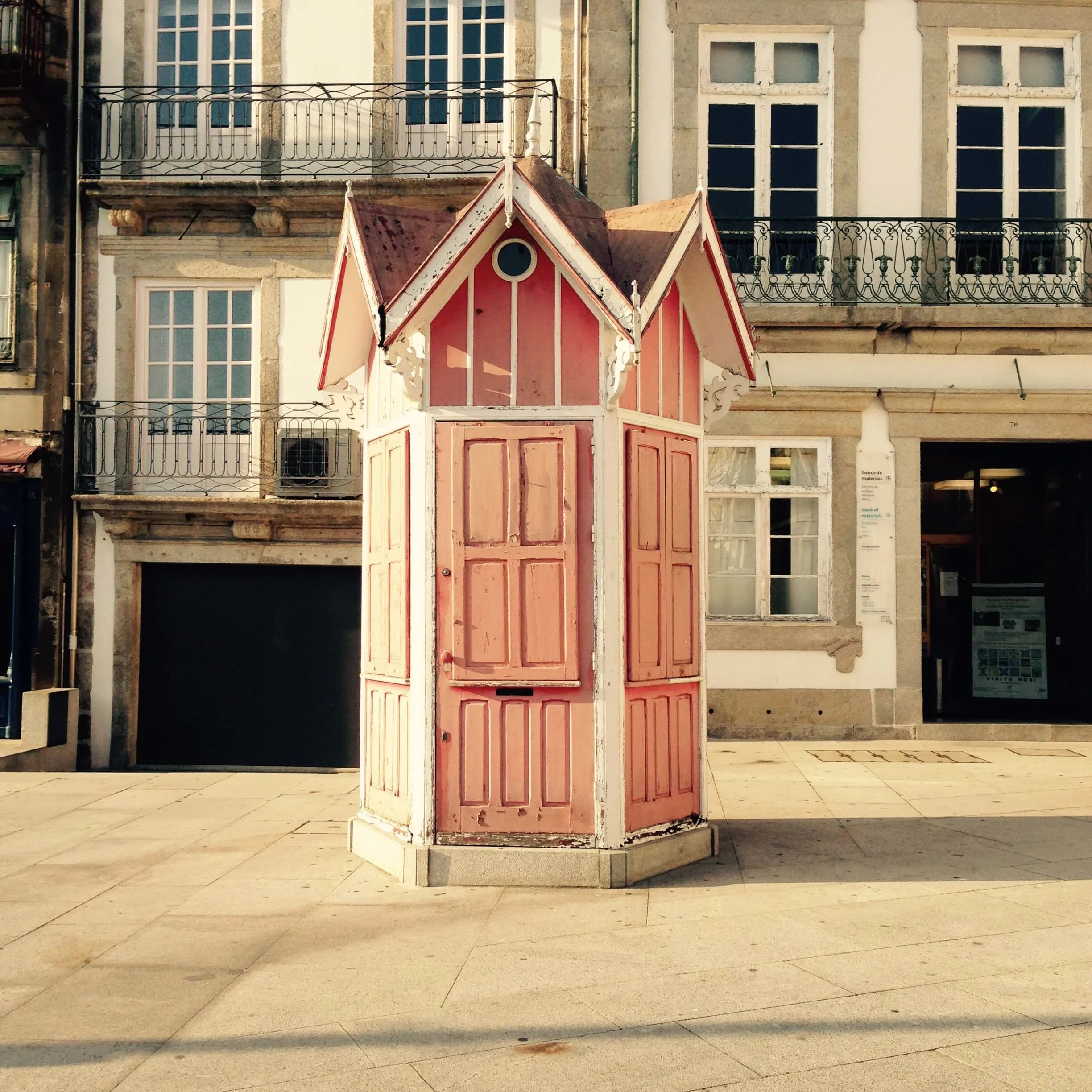 Kleiner roter Holzkiosk auf einem Platz in Porto